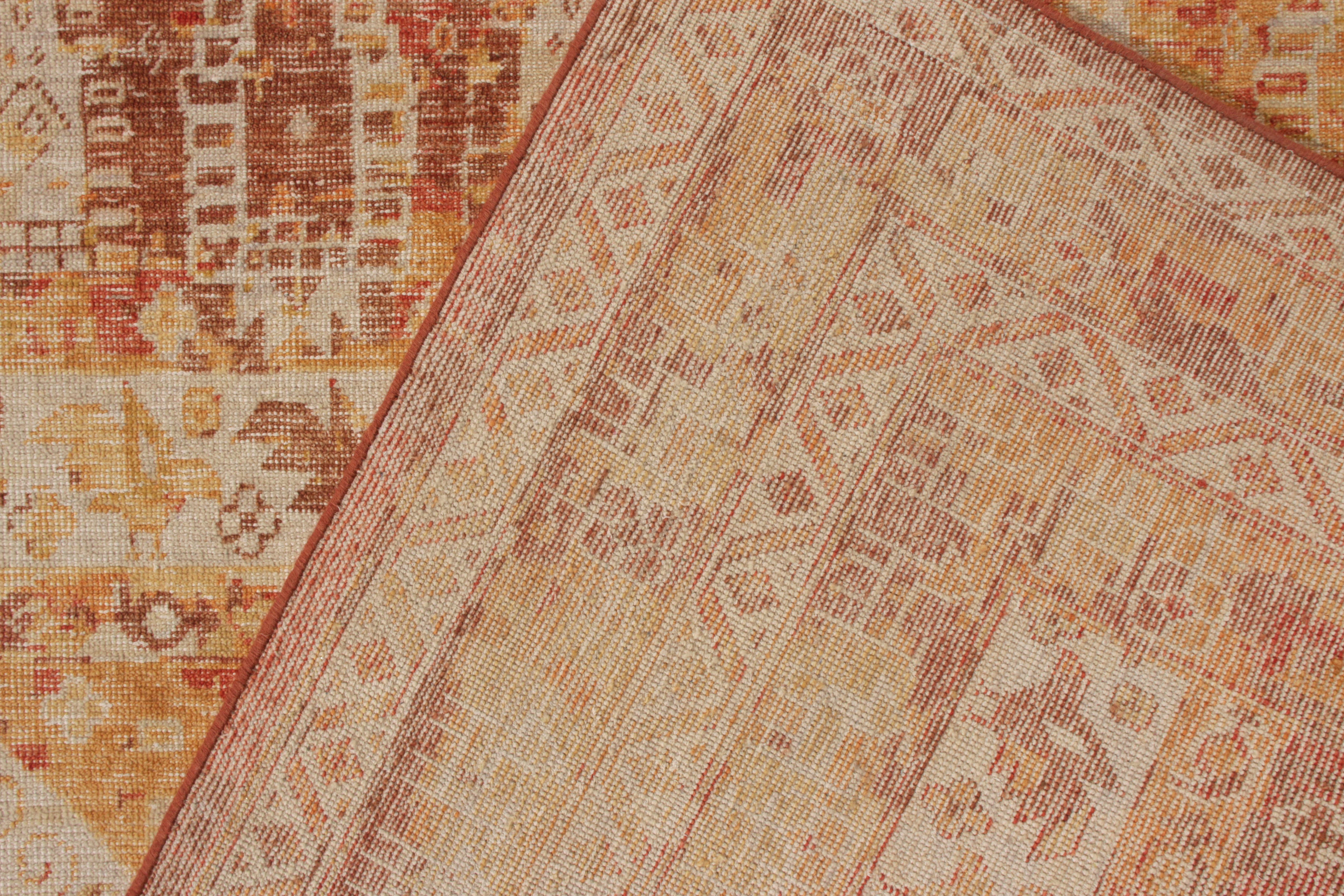 Annodato a mano Rug & Kilim è un tappeto in stile tribale con motivo geometrico arancione-rosso e beige. in vendita