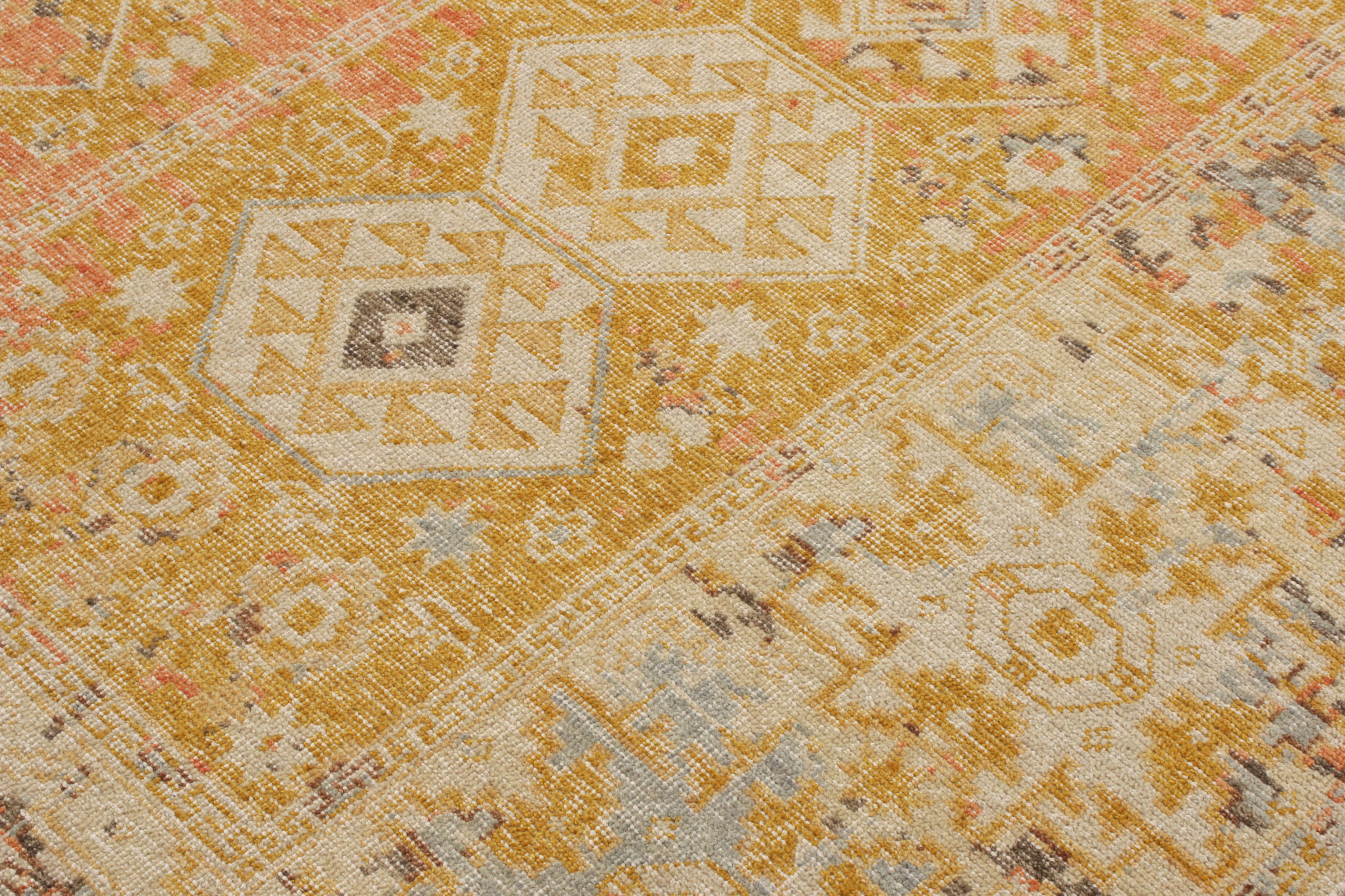 Indiano Rug & Kilim è un tappeto in stile tribale con motivo geometrico rosso, beige e oro. in vendita