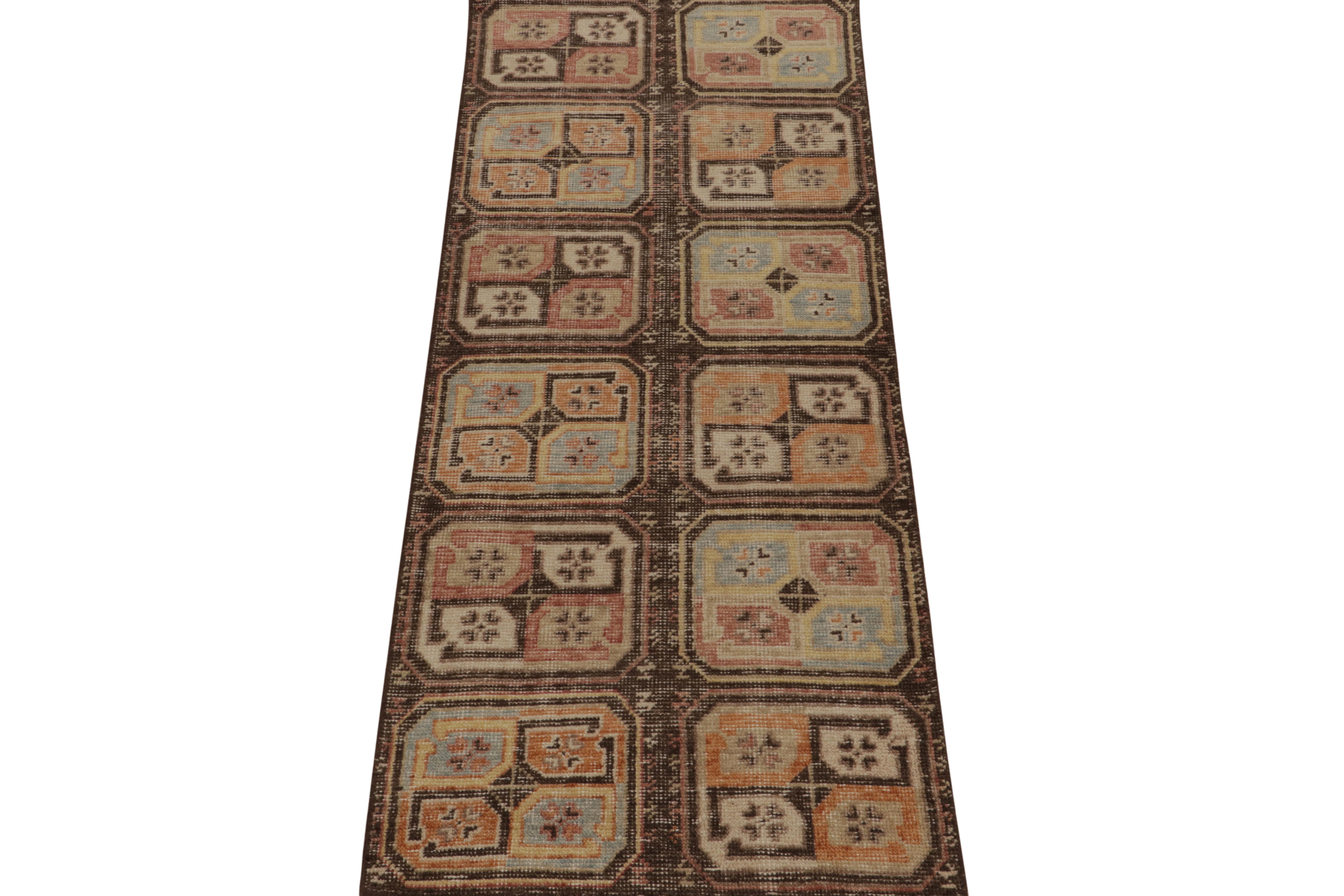 Teppich & Kilims Distressed Tribal Style Läufer in Beige-Braun und bunten Emblems (Stammeskunst) im Angebot