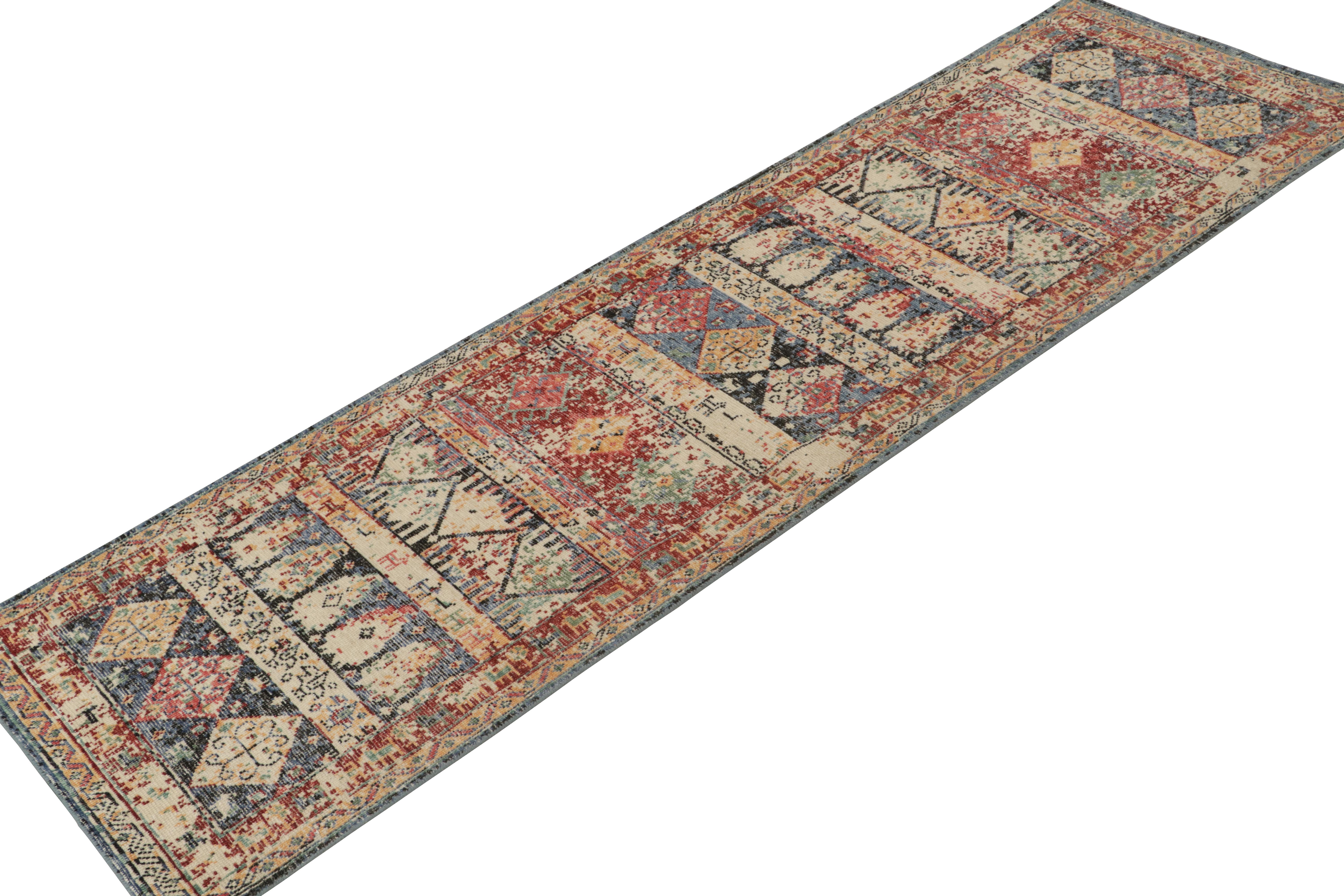 Dieser 3x10-Läufer ist eine kühne Neuheit in der Homage Collection'S von Rug & Kilim. Er ist aus Wolle und Baumwolle handgeknüpft und greift das Design von Stammesteppichen in einer neuen, verspielten Art und Weise und mit einem einzigartigen
