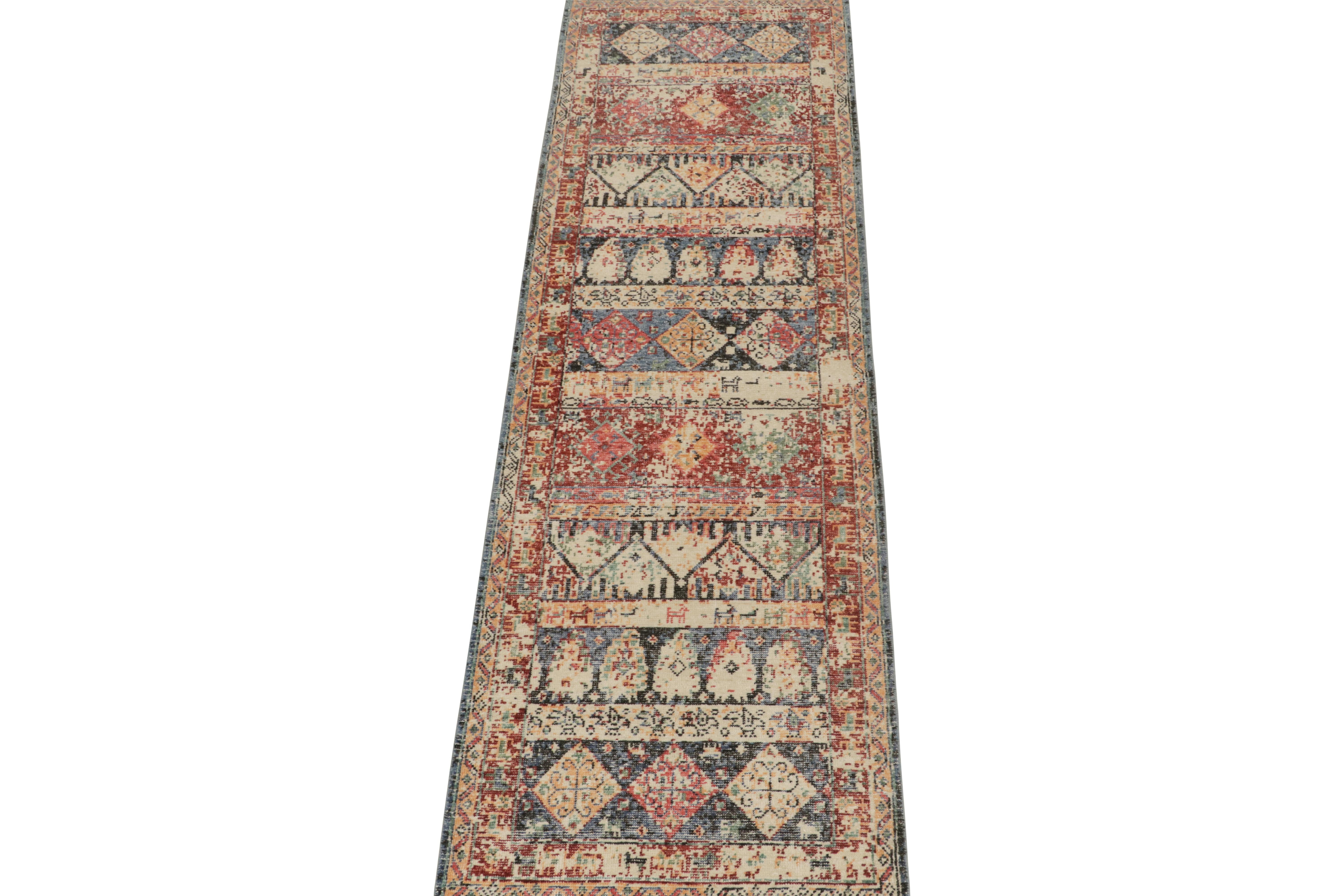 Rug & Kilim's Distressed Tribal Style Läufer in polychromatischen geometrischen Mustern (Stammeskunst) im Angebot