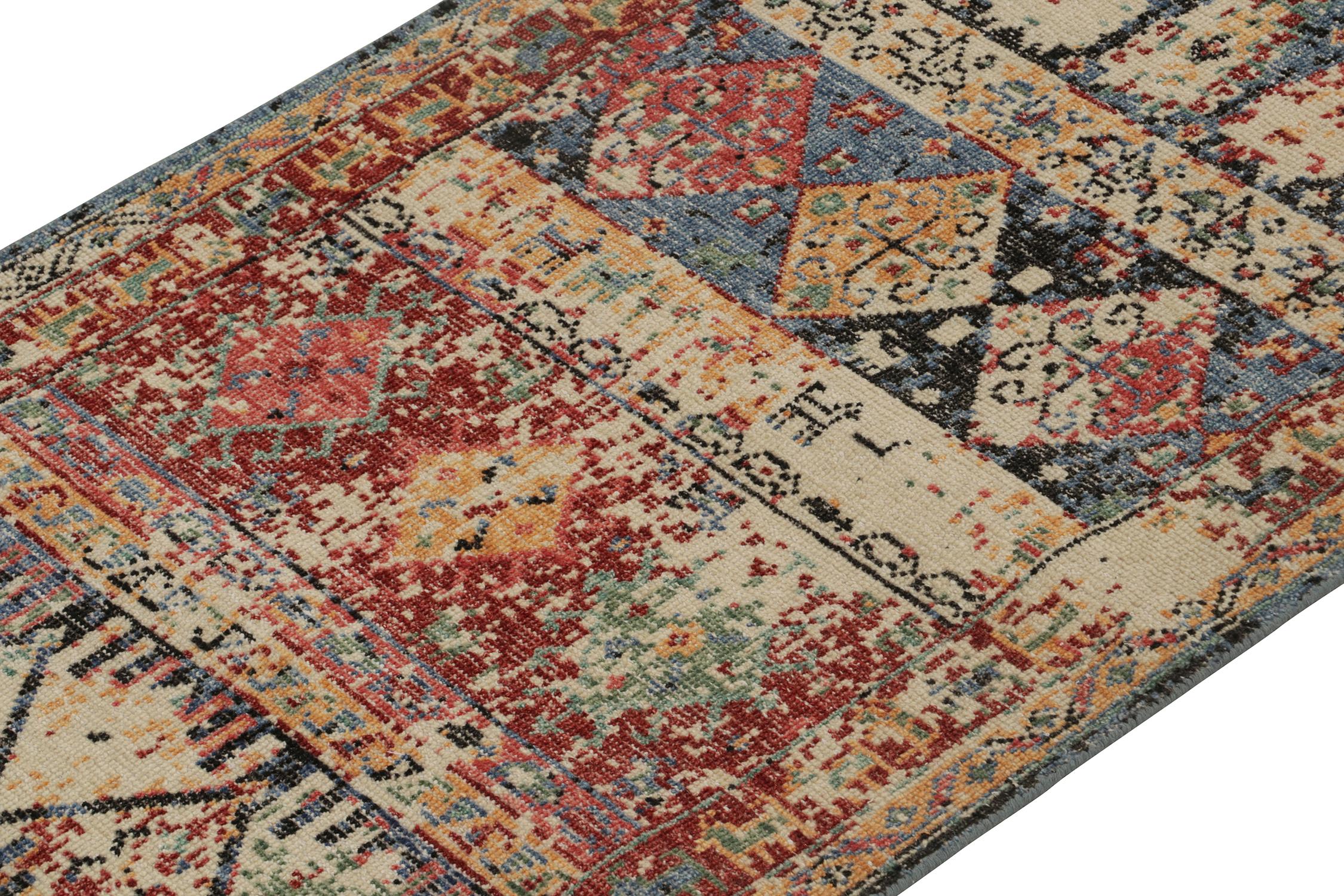 Rug & Kilim's Distressed Tribal Style Läufer in polychromatischen geometrischen Mustern (Indisch) im Angebot