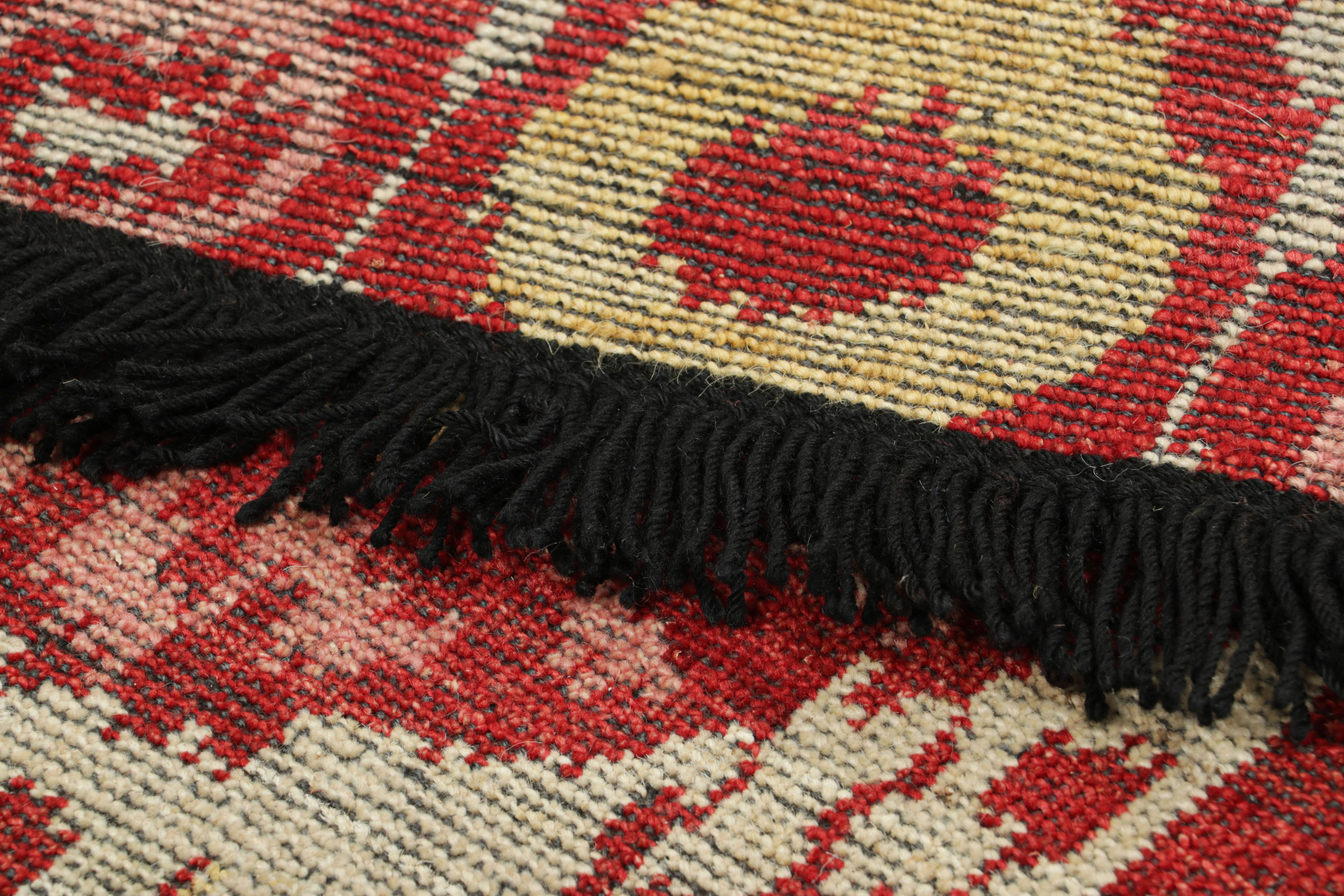 Noué à la main en laine, ce tapis de 2 x 3 est un nouvel ajout à la Collectional Burano de Rug & Kilim, une nouvelle exploration audacieuse et luxueuse des grands classiques et des pièces d'époque.

Sur le Design : 

Un subtil champ blanc crème