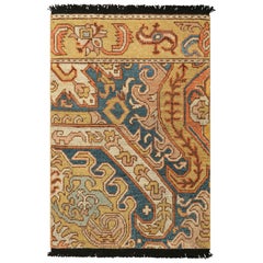 Rug & Kilim's Dragon Rug in Gold und Blau mit geometrisch-floralen Mustern