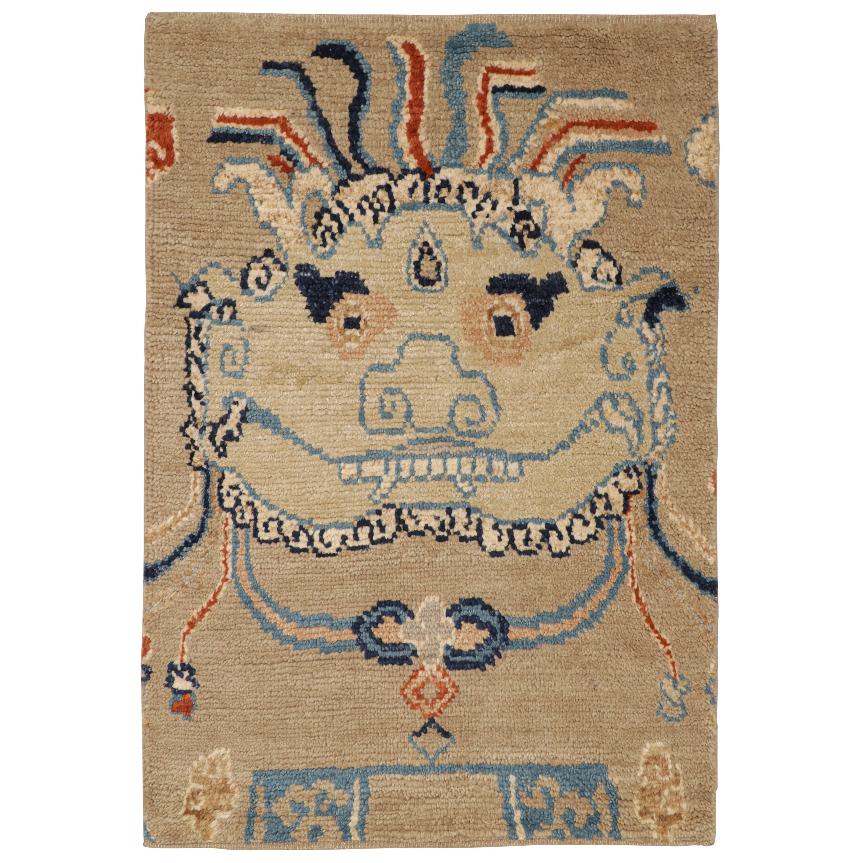 Rug & Kilim: Tappeto Dragon Scatter in beige con immagini arancioni e blu
