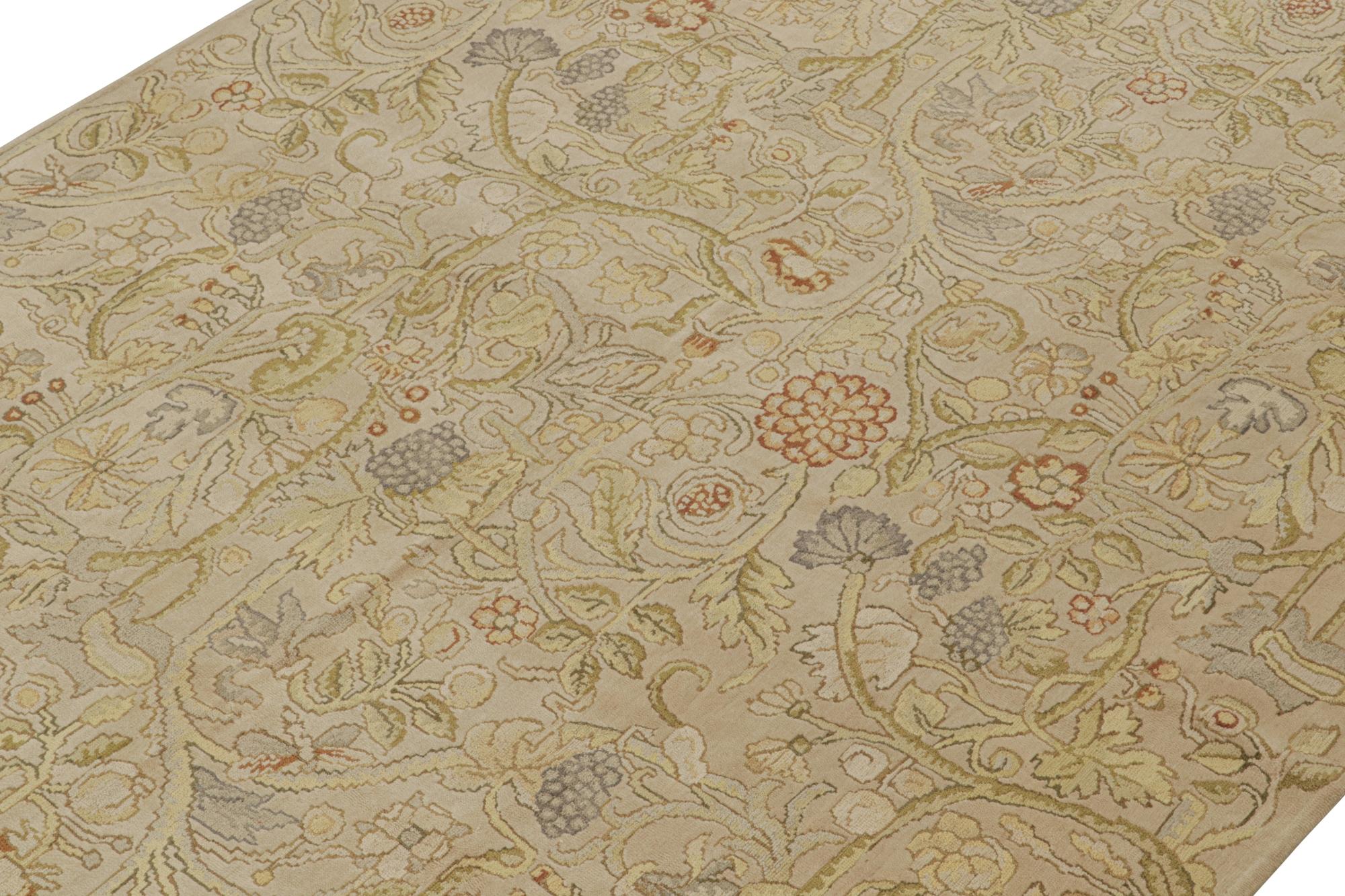 Ce Rug & Kilim 8x10 de nos sélections européennes présente une version contemporaine des tissages de tapisserie Tudor anglais. Tissé à la main dans une laine de qualité, cette pièce est issue des premières productions du directeur de K.K., Josh