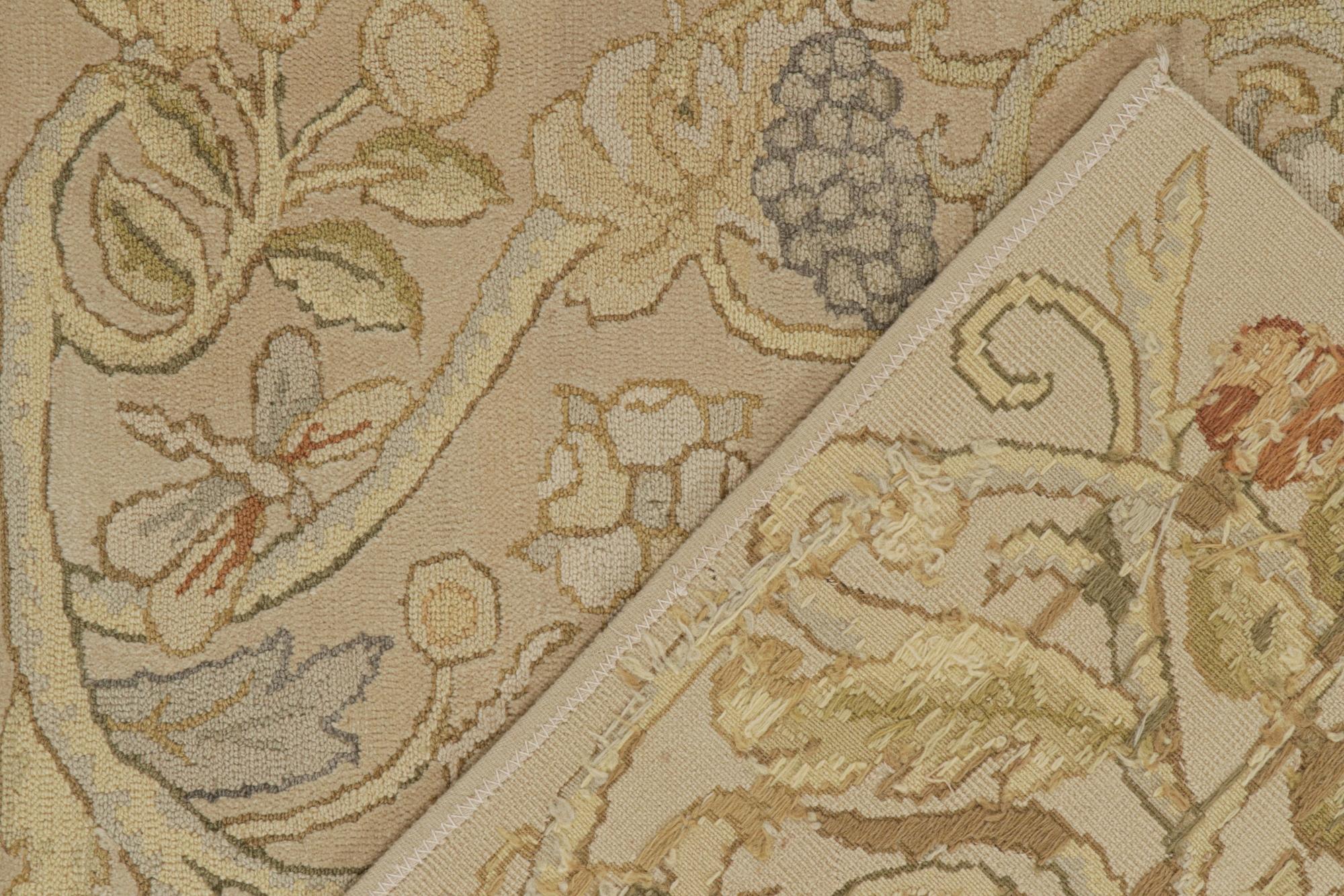 Laine Tapis & Kilim's English Tudor Style Flatweave en beige avec motifs floraux en vente