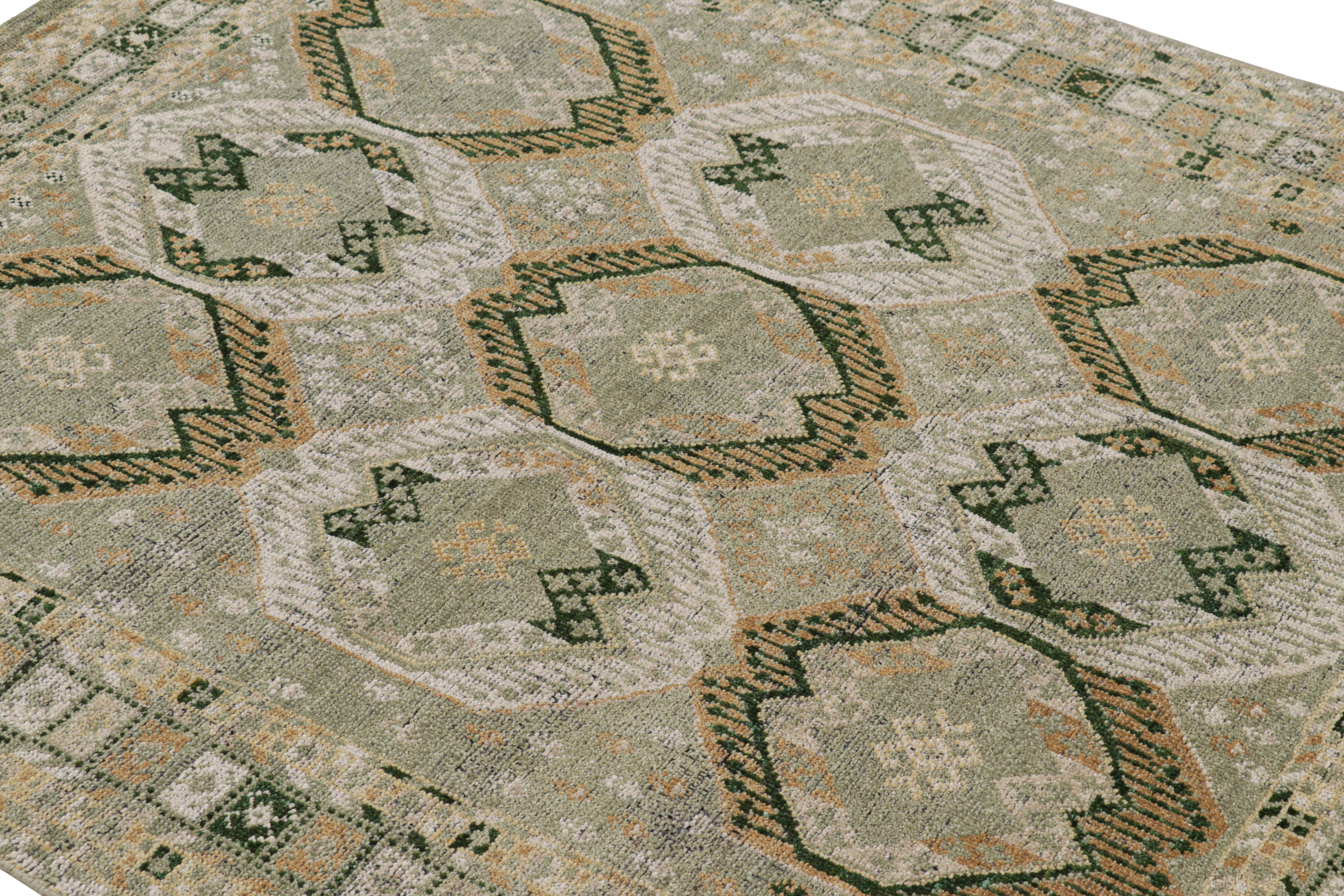 Noué à la main dans un mélange spécial de laine de Ghazni, ce tapis 5x5 de la collection Burano de Rug & Kilim s'inspire des tapis tribaux anciens et vintage du Turkménistan - notamment de la provenance Ersari avec des motifs de médaillons à grande