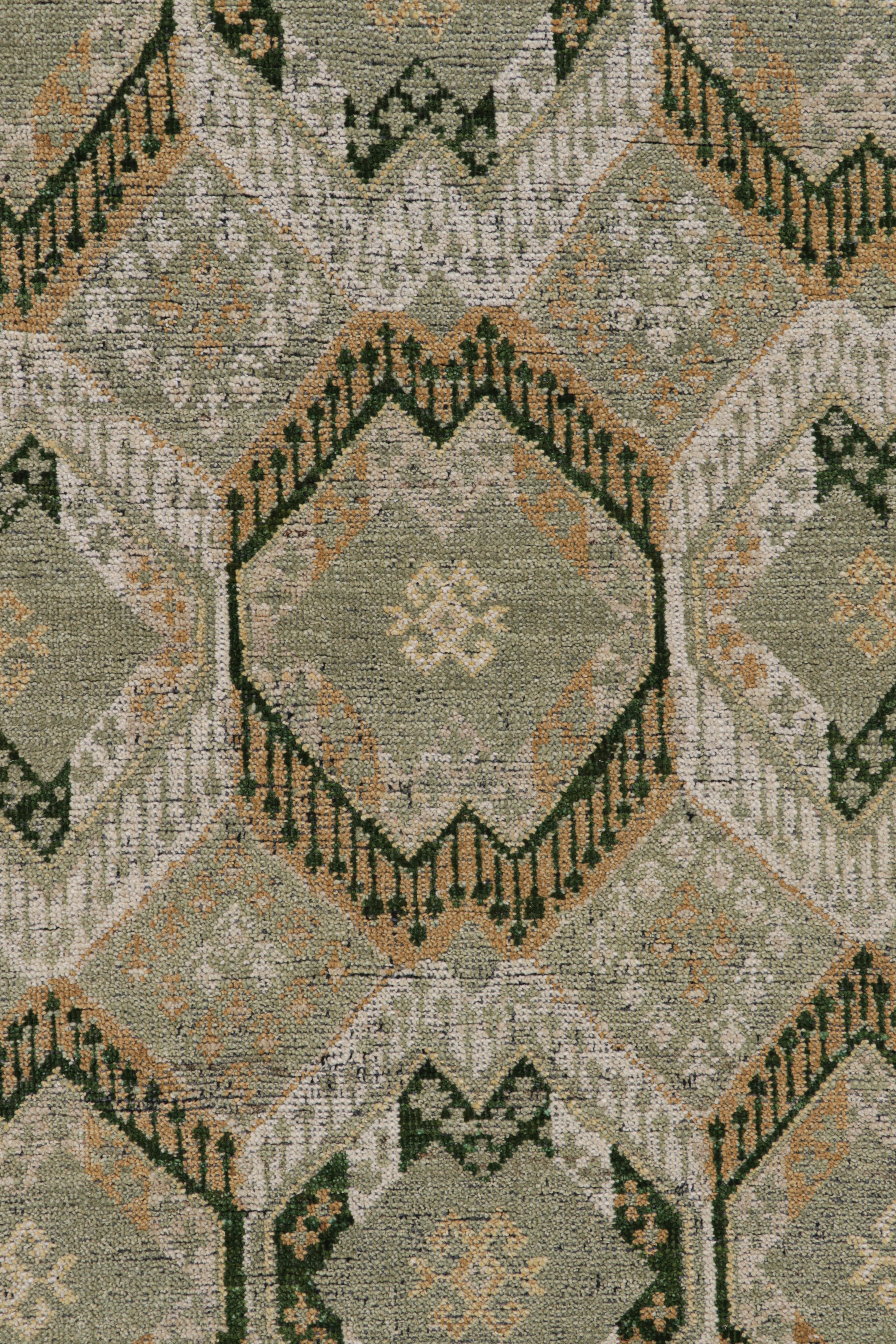 Tribal Rug & Kilim's Ersari Style Rug in Light Green Tones with Geometric Medallions (tapis de style Ersari dans les tons vert clair avec des médaillons géométriques) en vente
