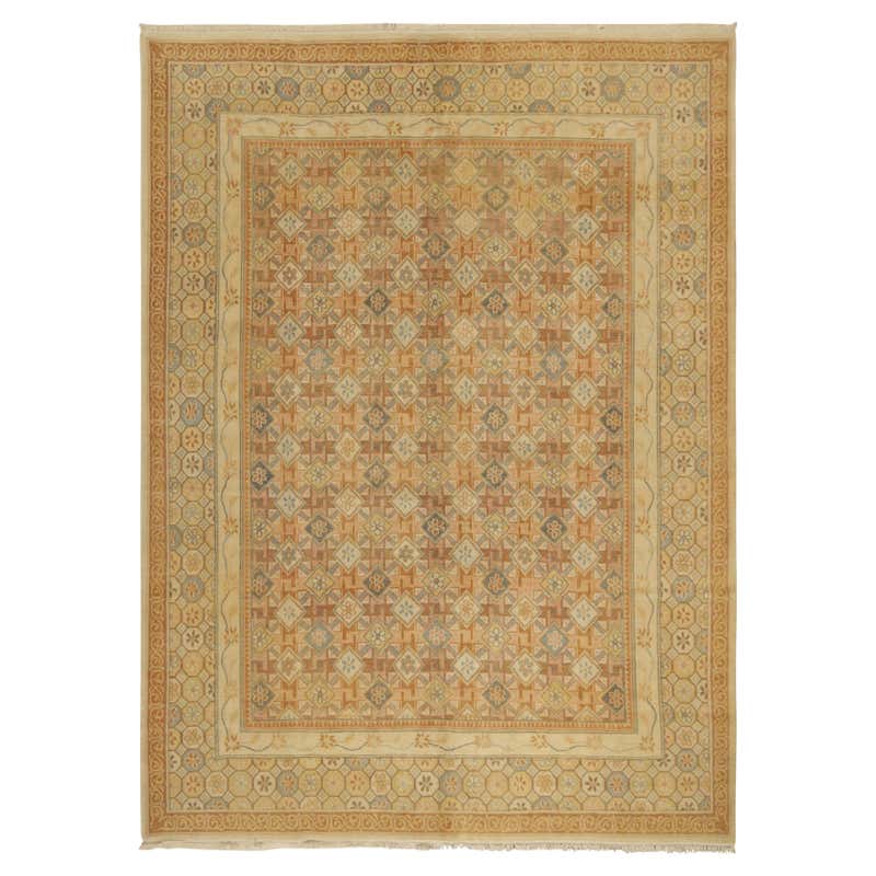 Traditional Style Rug in Blue and Beige For Sale at 1stDibs