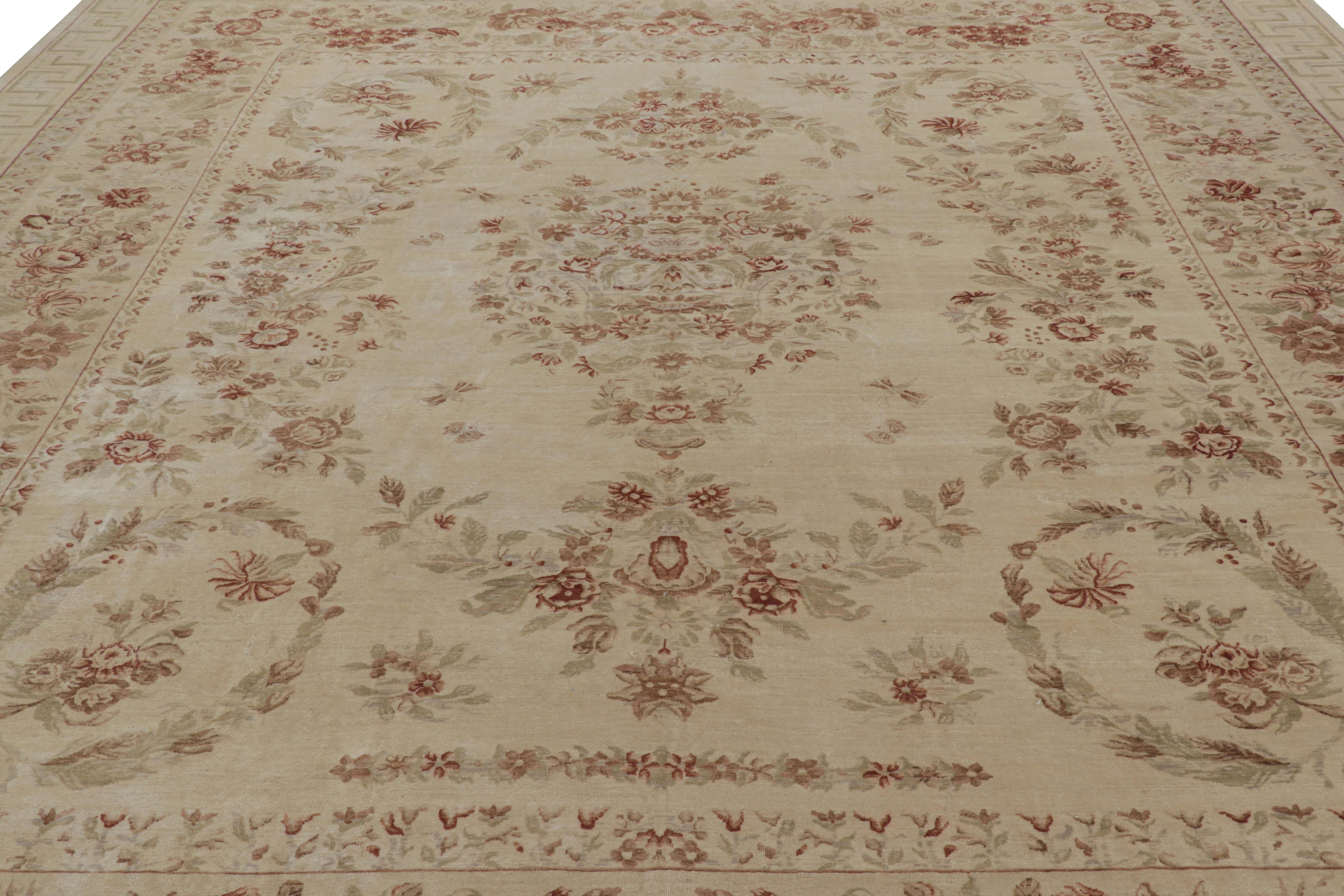 Noué à la main en laine, ce tapis 12x15 s'inspire des anciens tapis anglais Axminster, réimaginés dans un esprit ludique contemporain avec des fils particulièrement délicieux et des couleurs inattendues. 

Sur le Design : 

Les tons crème et beige