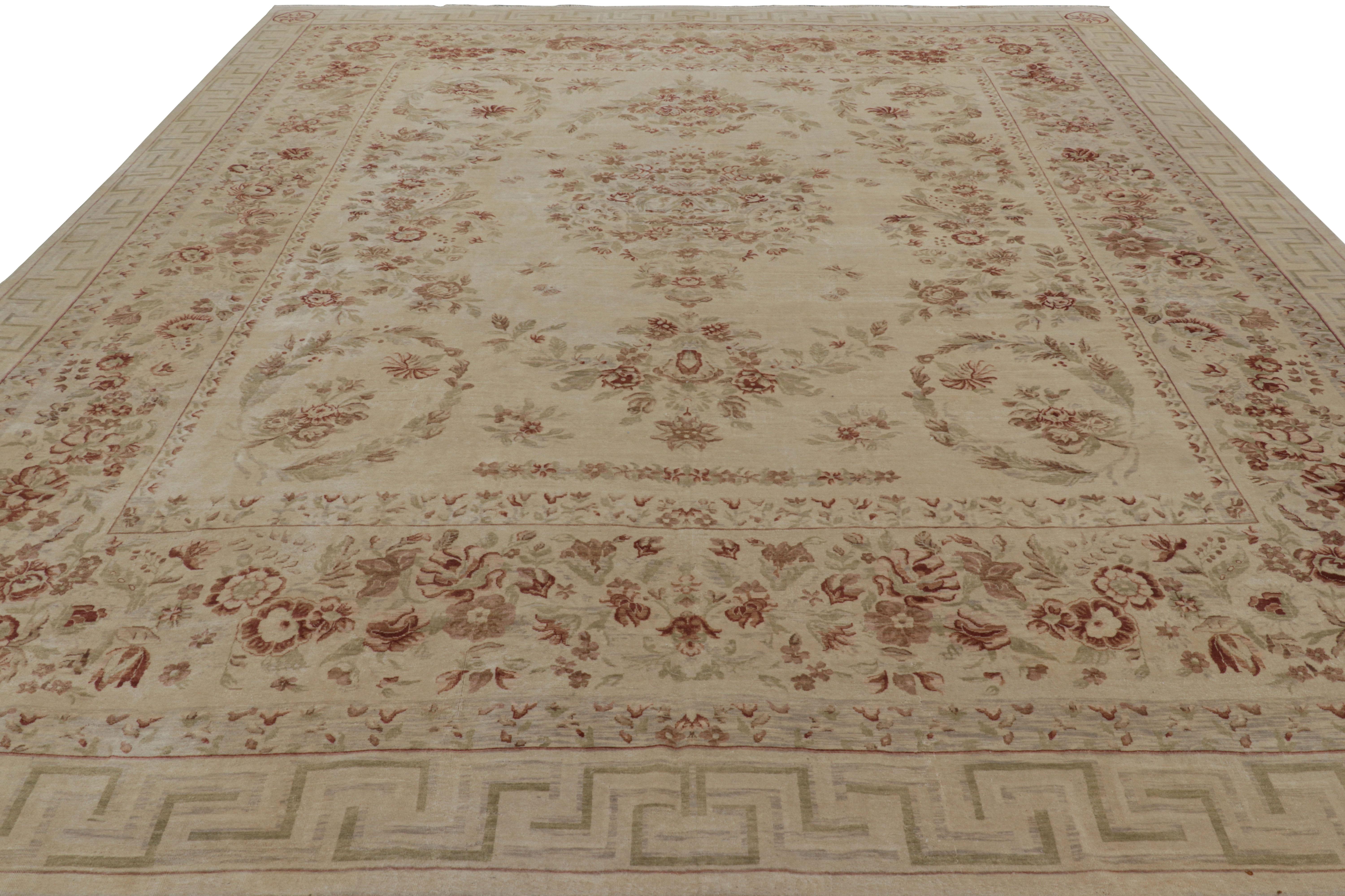 Noué à la main Rug & Kilim's European Axminster Style Rug in Cream with Floral Patterns (tapis européen de style Axminster en crème avec motifs floraux) en vente