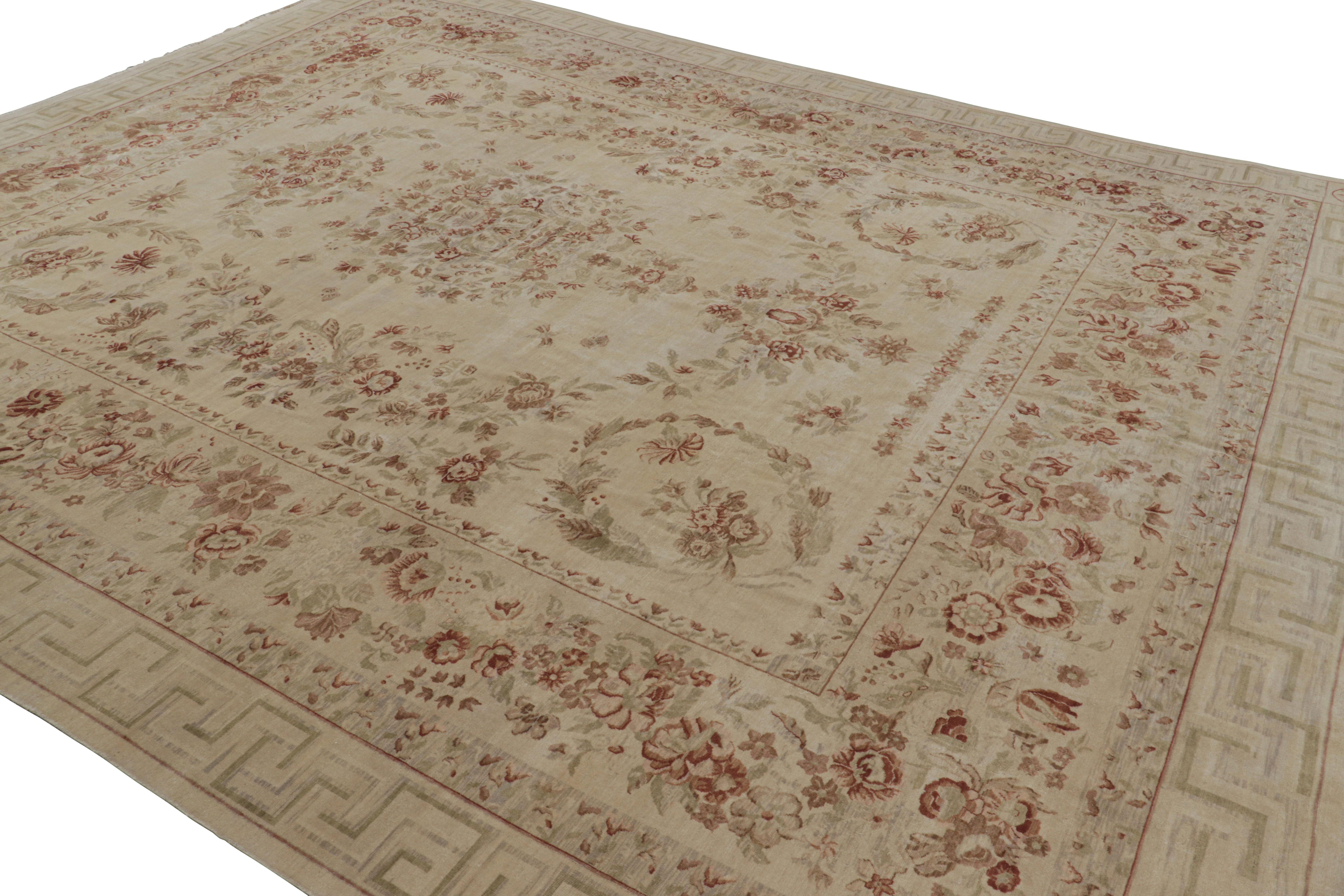 Rug & Kilim's European Axminster Style Rug in Cream with Floral Patterns (tapis européen de style Axminster en crème avec motifs floraux) Neuf - En vente à Long Island City, NY