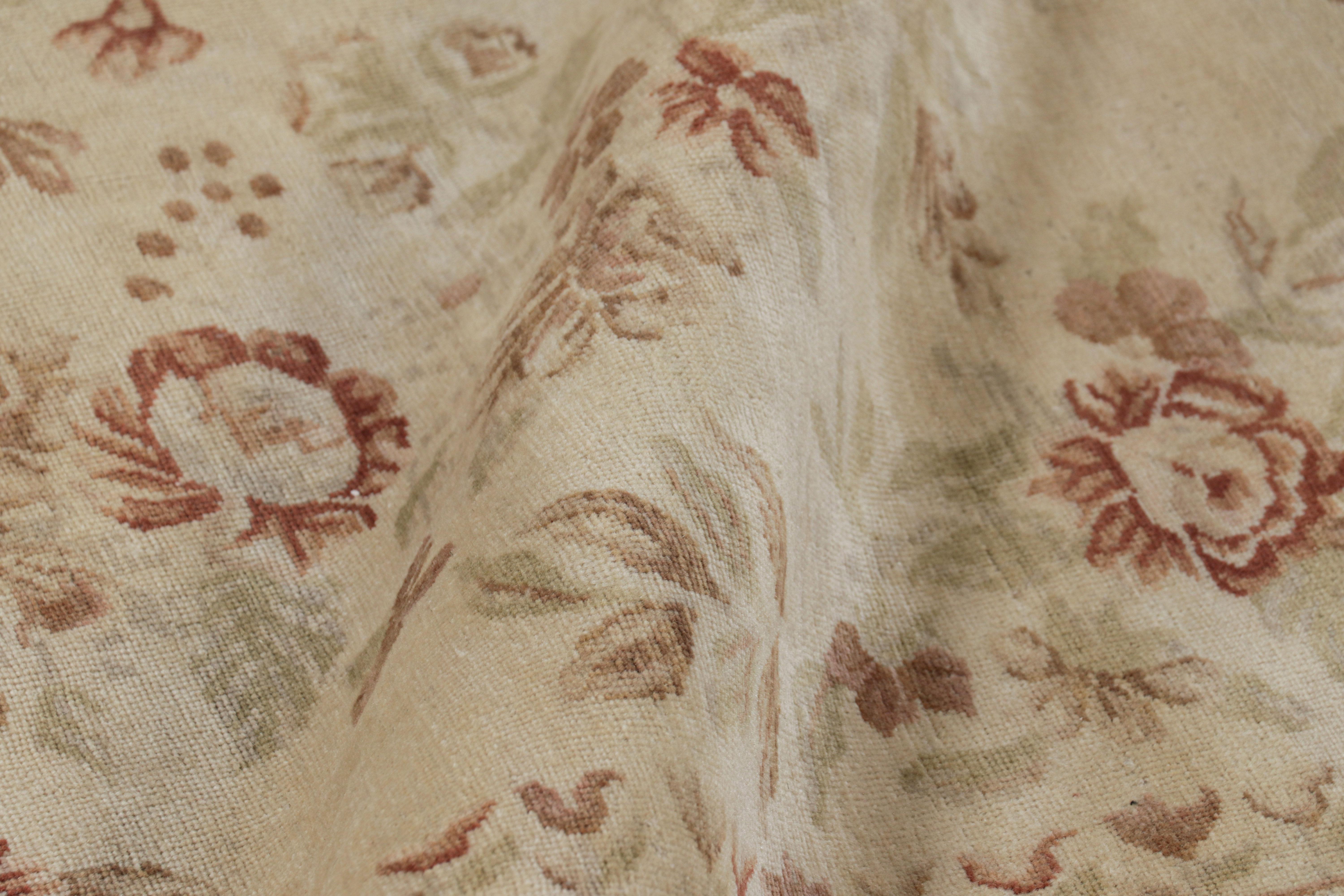 XXIe siècle et contemporain Rug & Kilim's European Axminster Style Rug in Cream with Floral Patterns (tapis européen de style Axminster en crème avec motifs floraux) en vente