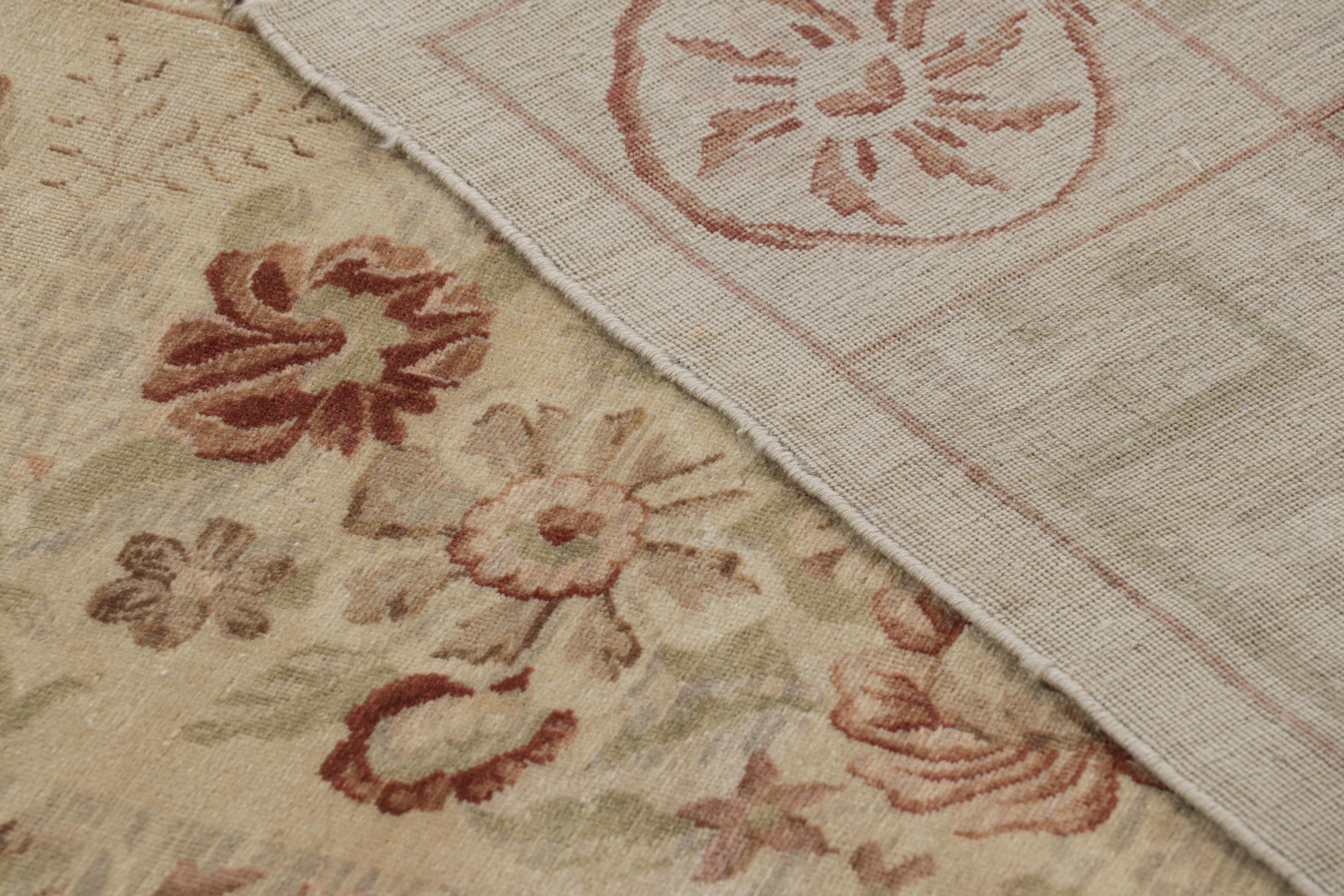 Laine Rug & Kilim's European Axminster Style Rug in Cream with Floral Patterns (tapis européen de style Axminster en crème avec motifs floraux) en vente