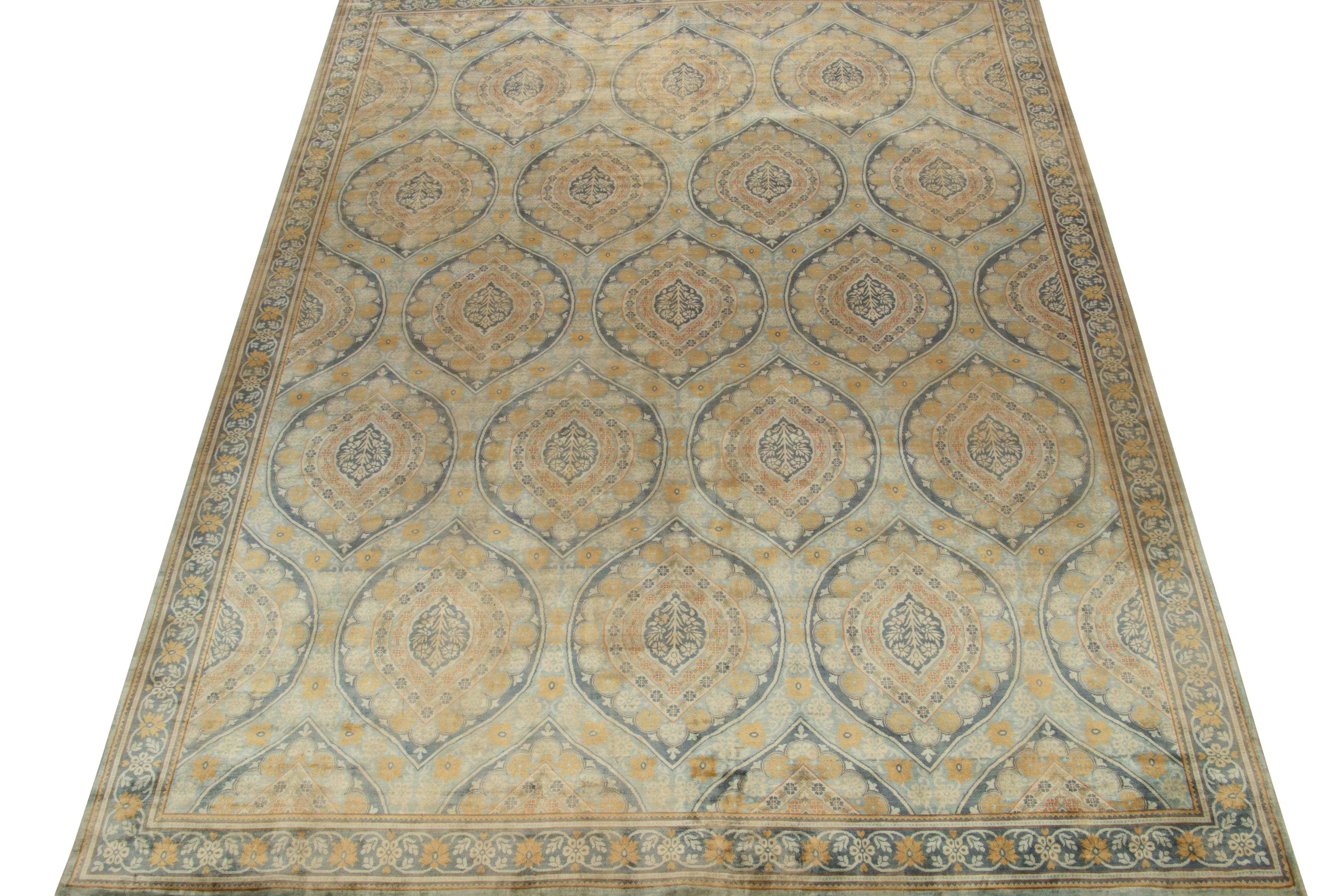 Moderno Rug & Kilim è un tappeto europeo in stile classico con motivi floreali blu e oro. in vendita