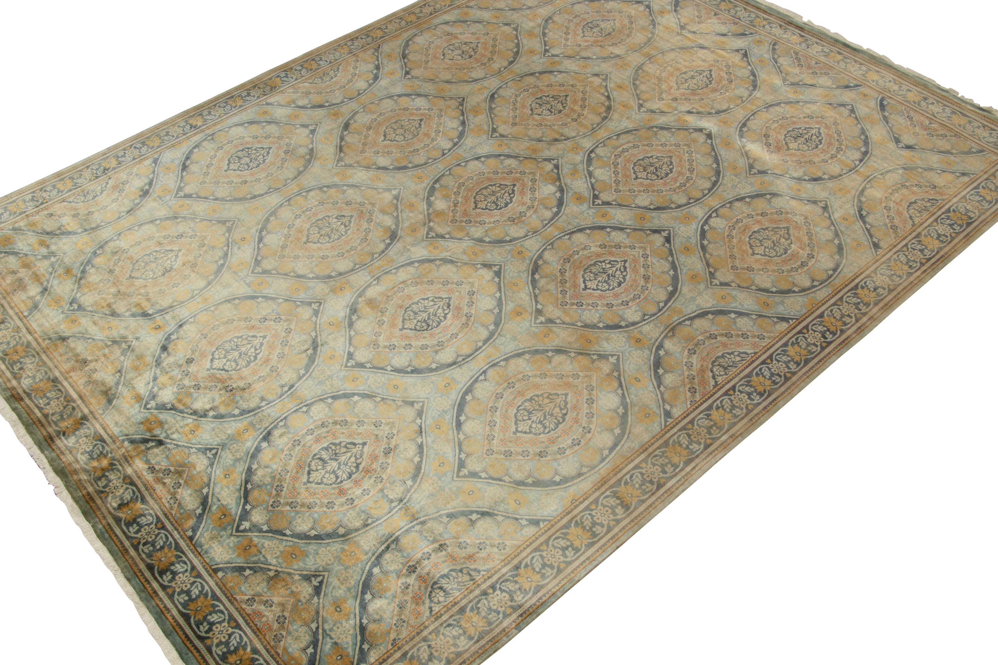 Rug & Kilim's European Classic Style Teppich mit blau-goldenem Blumenmuster  (Indisch) im Angebot