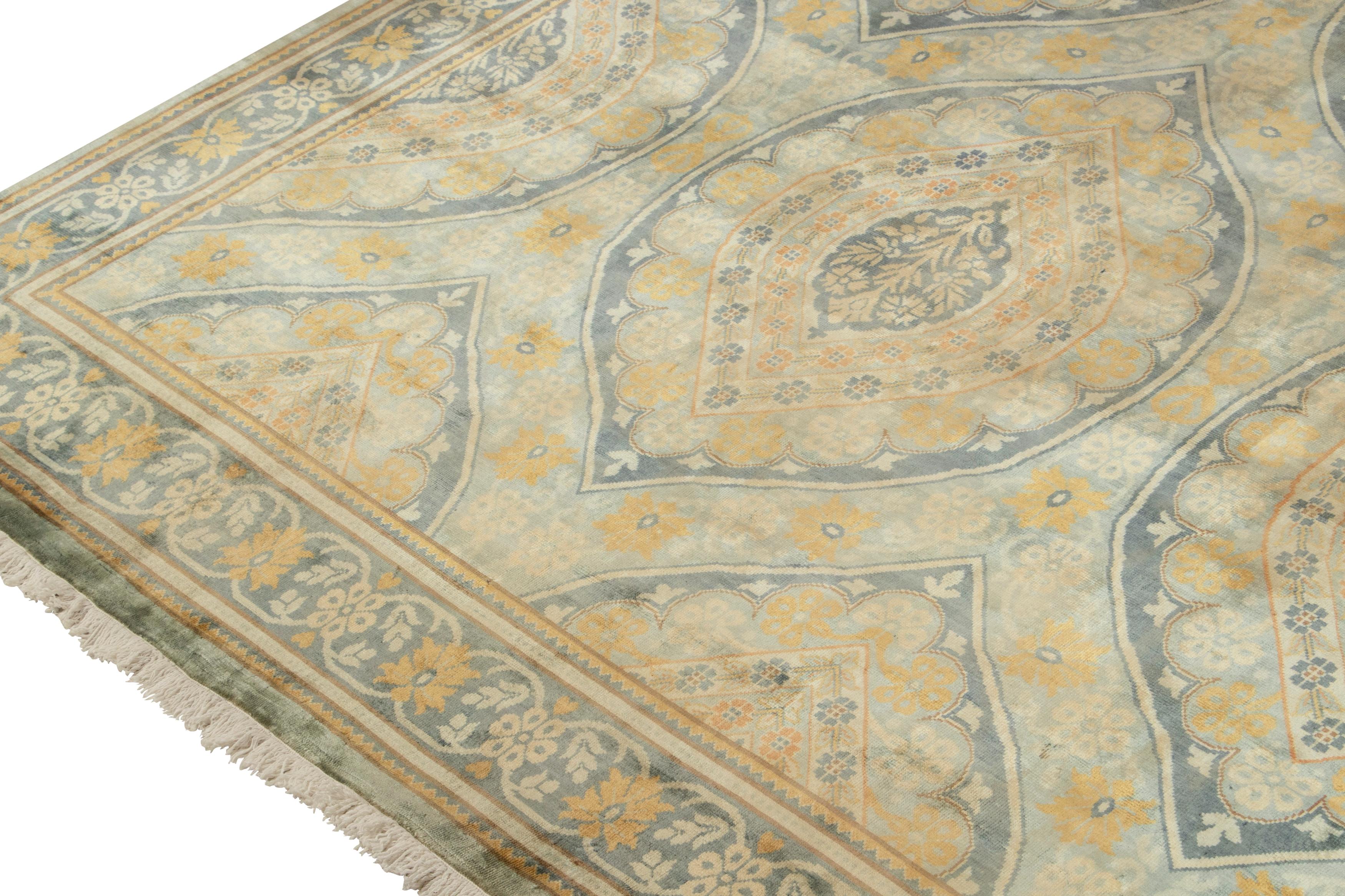 Rug & Kilim's European Classic Style Teppich mit blau-goldenem Blumenmuster  (Handgeknüpft) im Angebot