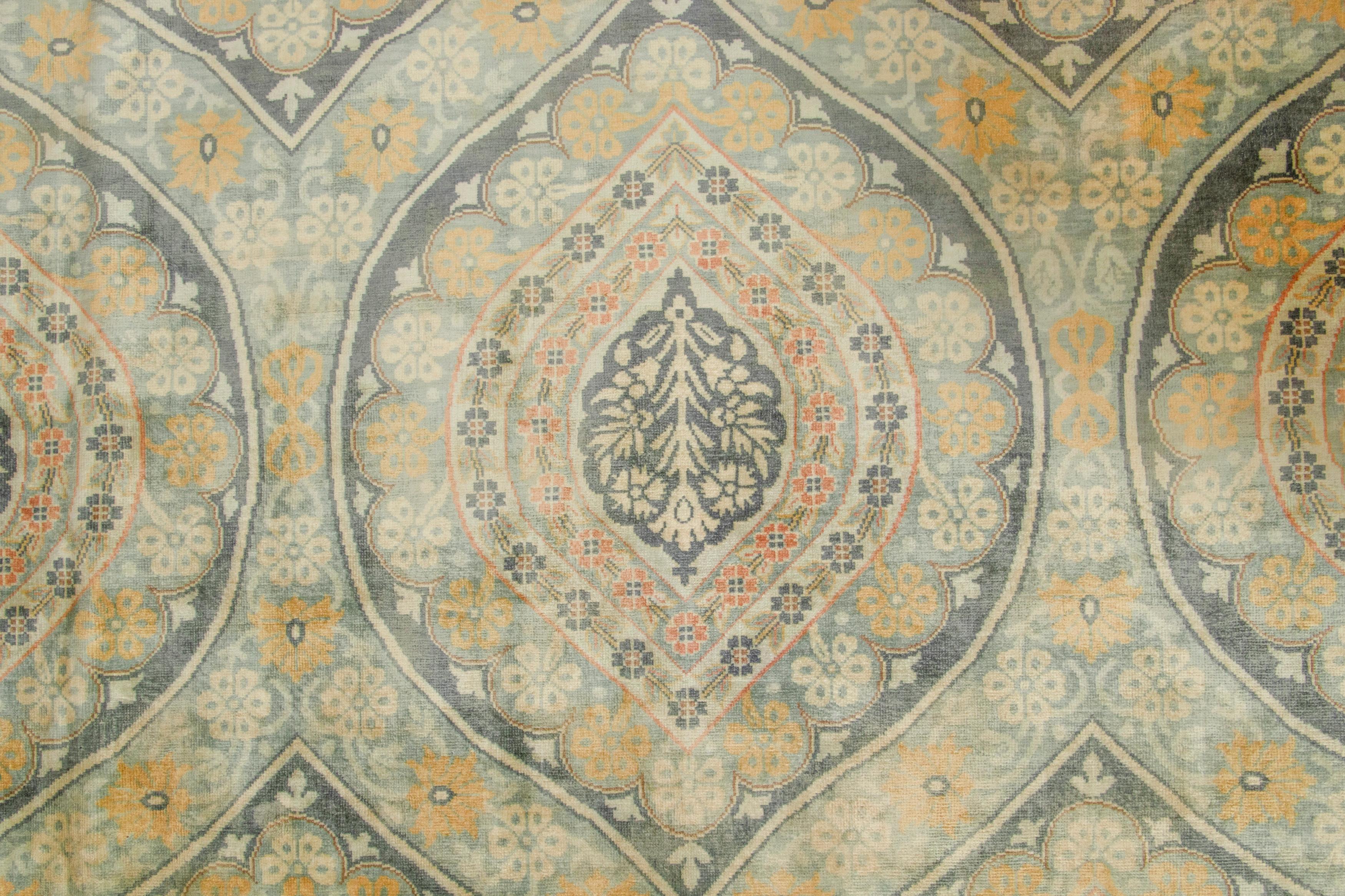 Rug & Kilim è un tappeto europeo in stile classico con motivi floreali blu e oro. In condizioni Nuovo in vendita a Long Island City, NY