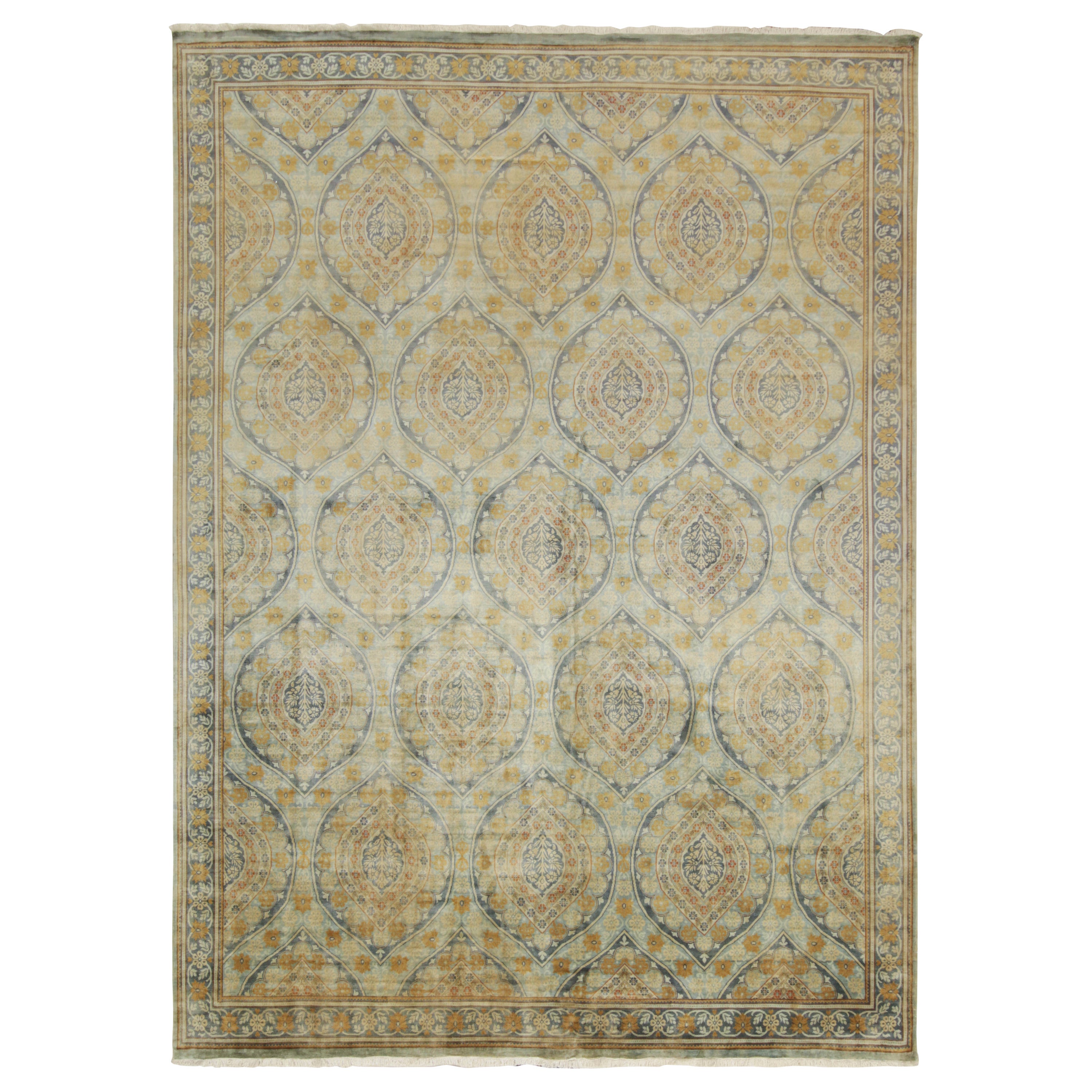Rug & Kilim è un tappeto europeo in stile classico con motivi floreali blu e oro.