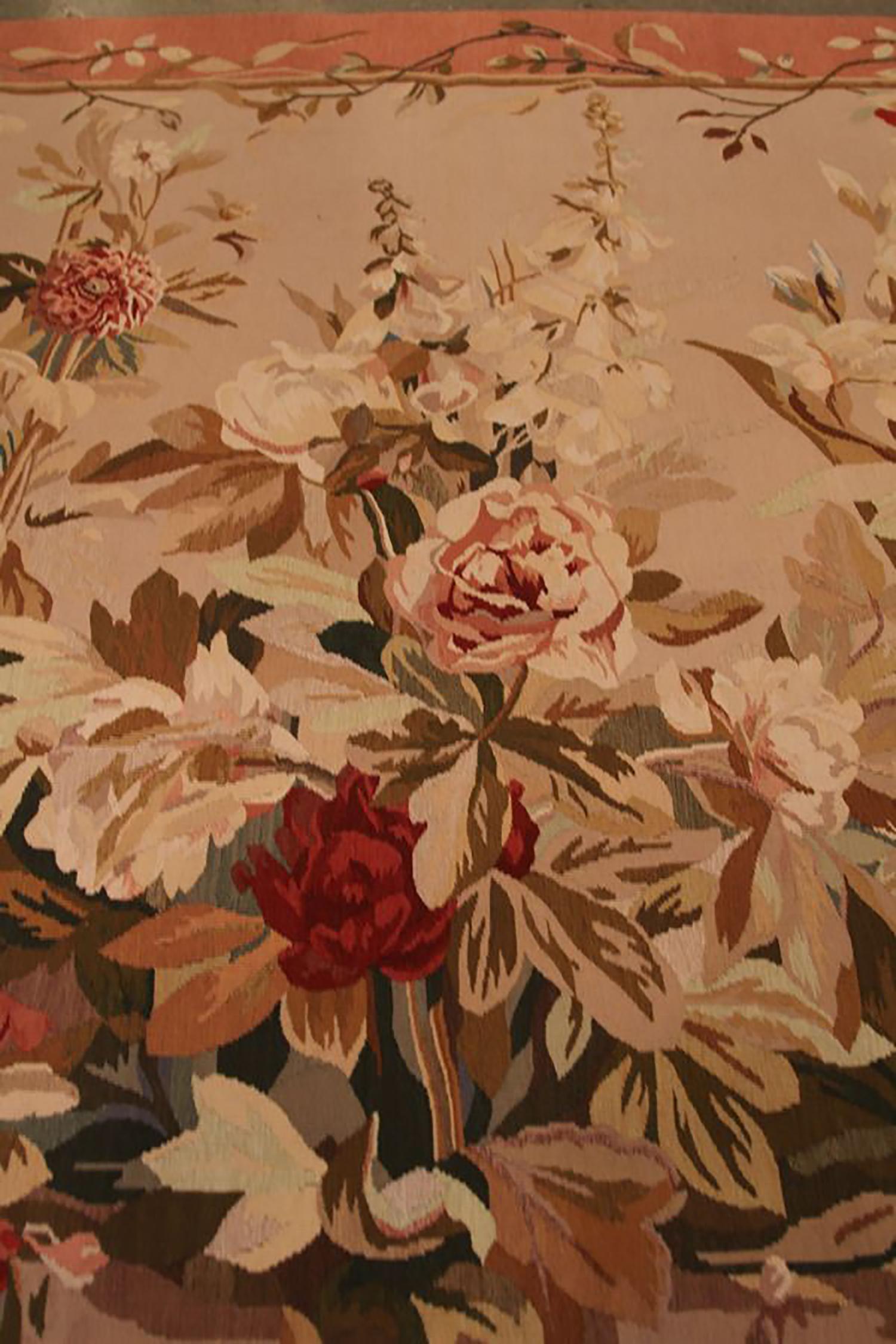 Dieser handgeknüpfte Wollteppich im Format 4x5 ist eine Ergänzung der europäischen Teppichkollektion von Rug & Kilim, die liebevoll nach der Inspiration durch die altehrwürdigen Gobelinmuster in Rot- und Rosatönen benannt wurde.