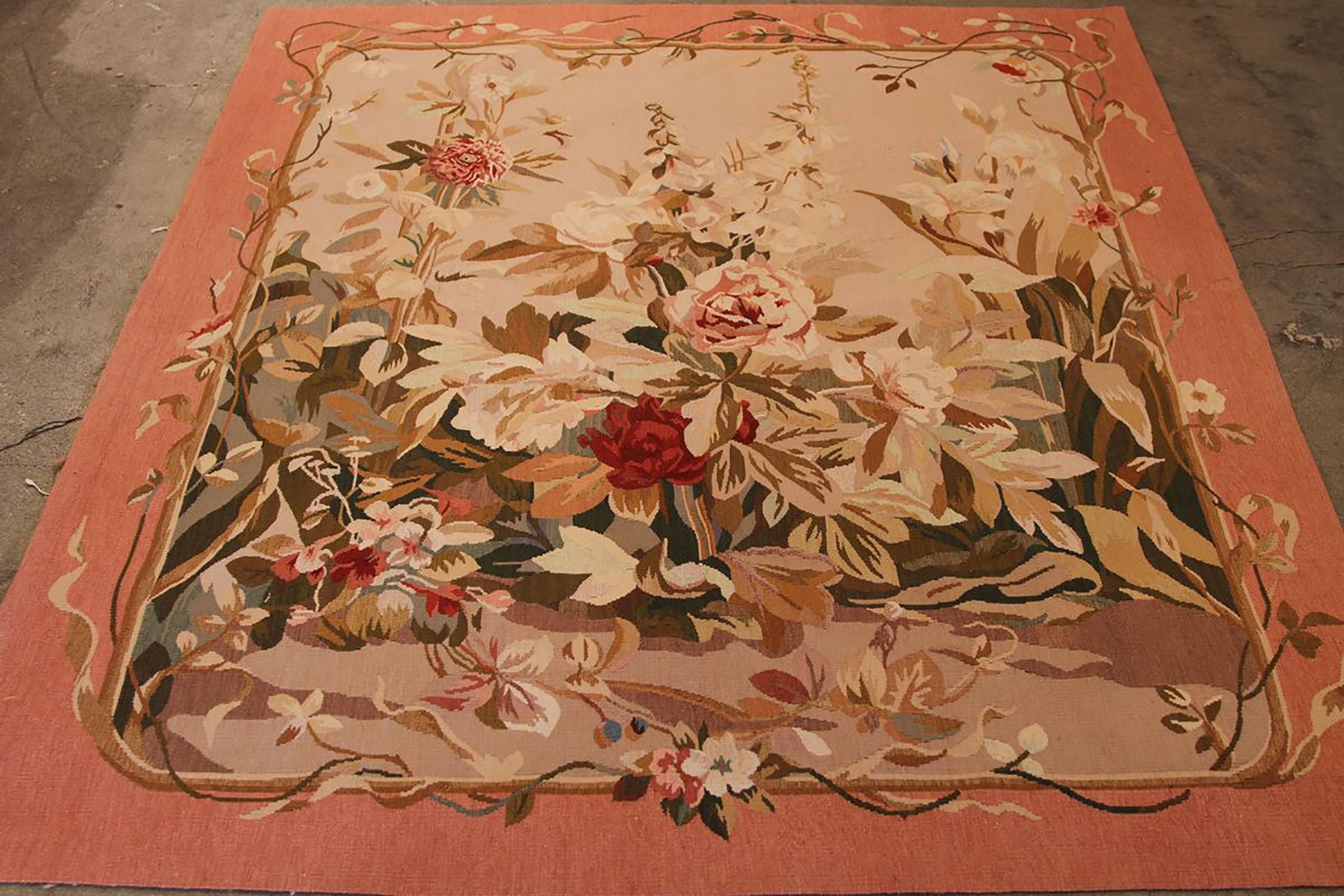 Cinese Arazzo floreale europeo in lana rosa e verde di Rug & Kilim in vendita