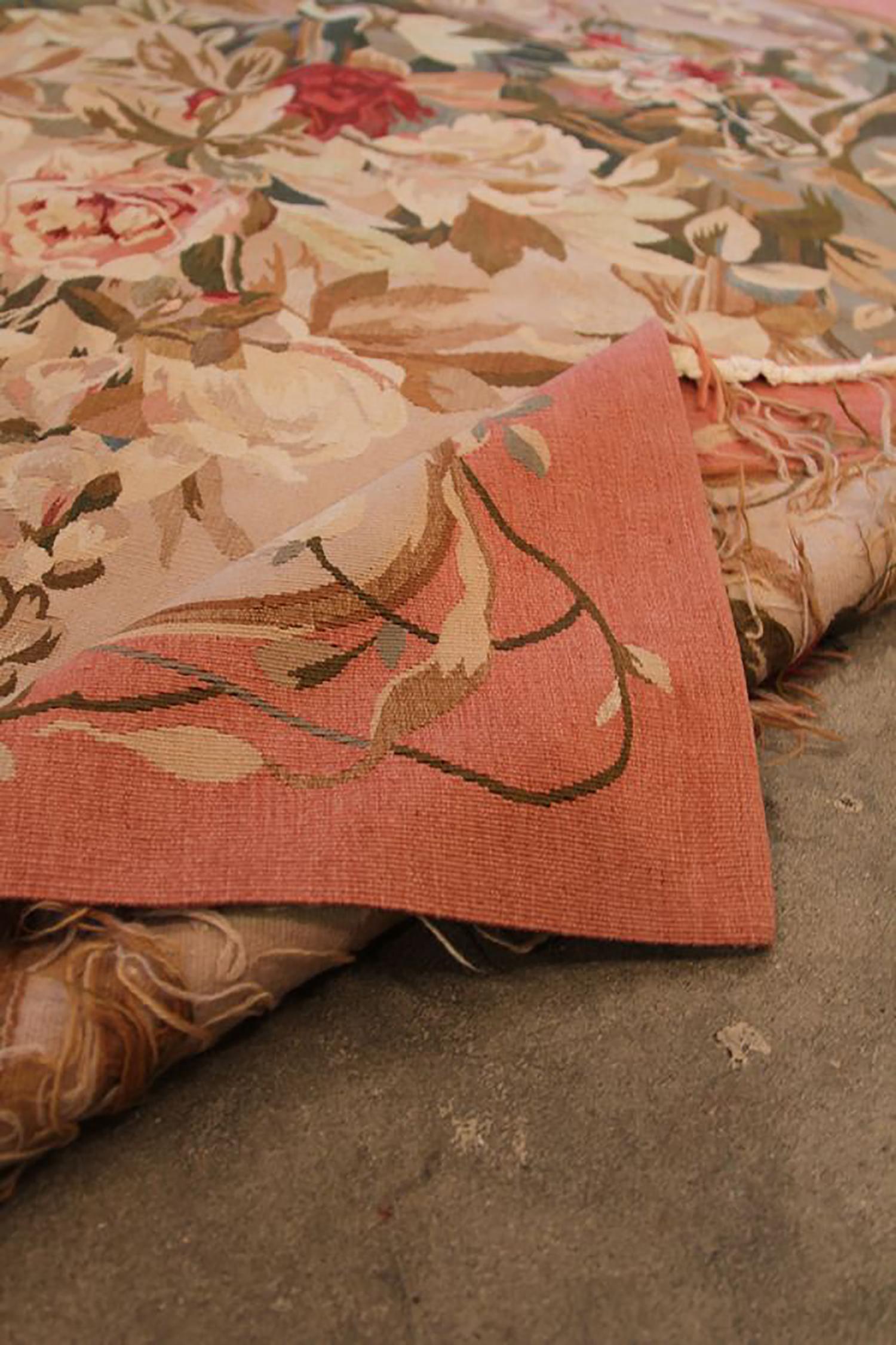 Annodato a mano Arazzo floreale europeo in lana rosa e verde di Rug & Kilim in vendita