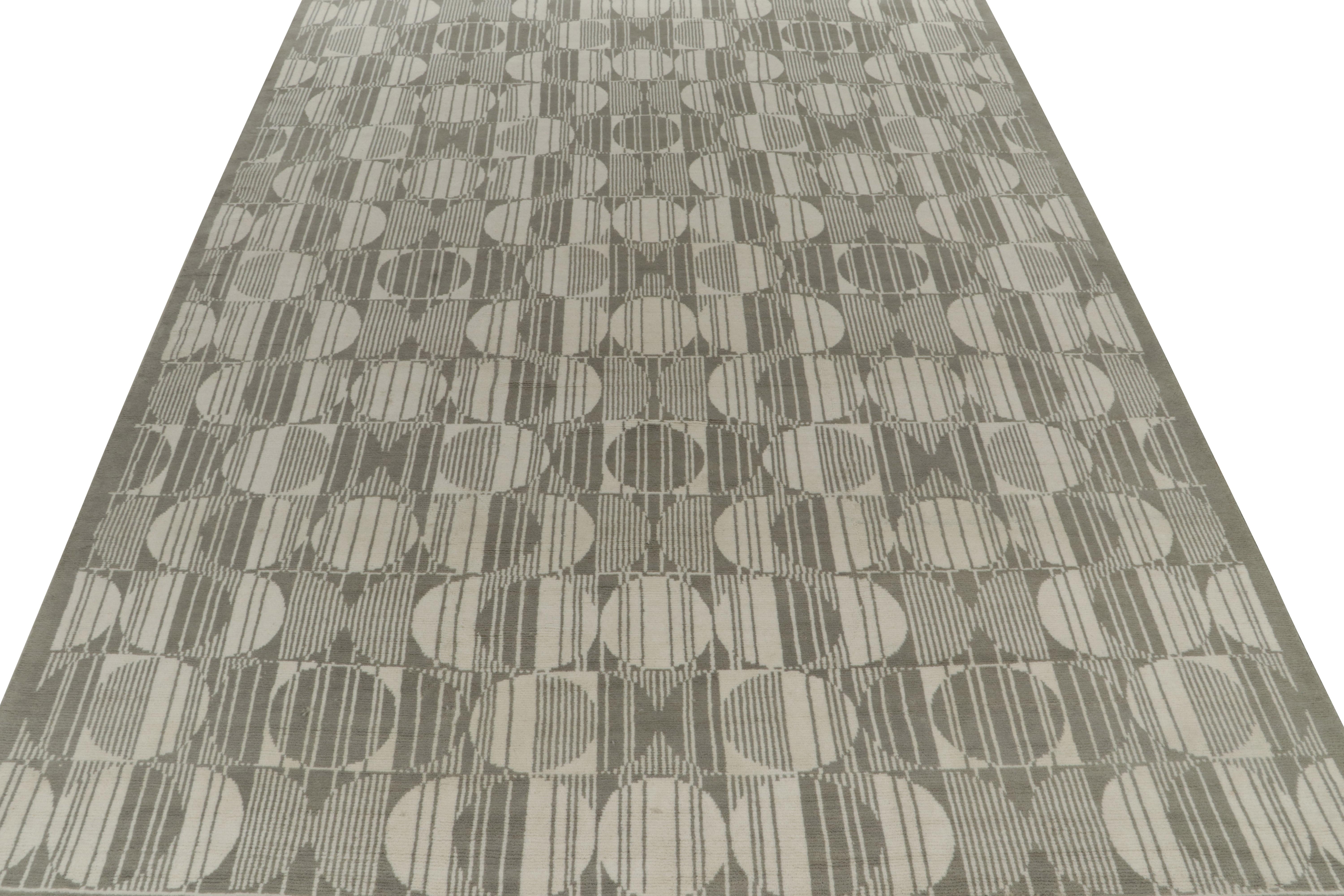Rug & Kilim's Teppich im europäischen Deko-Stil mit grauen und weißen geometrischen Mustern (Art déco) im Angebot