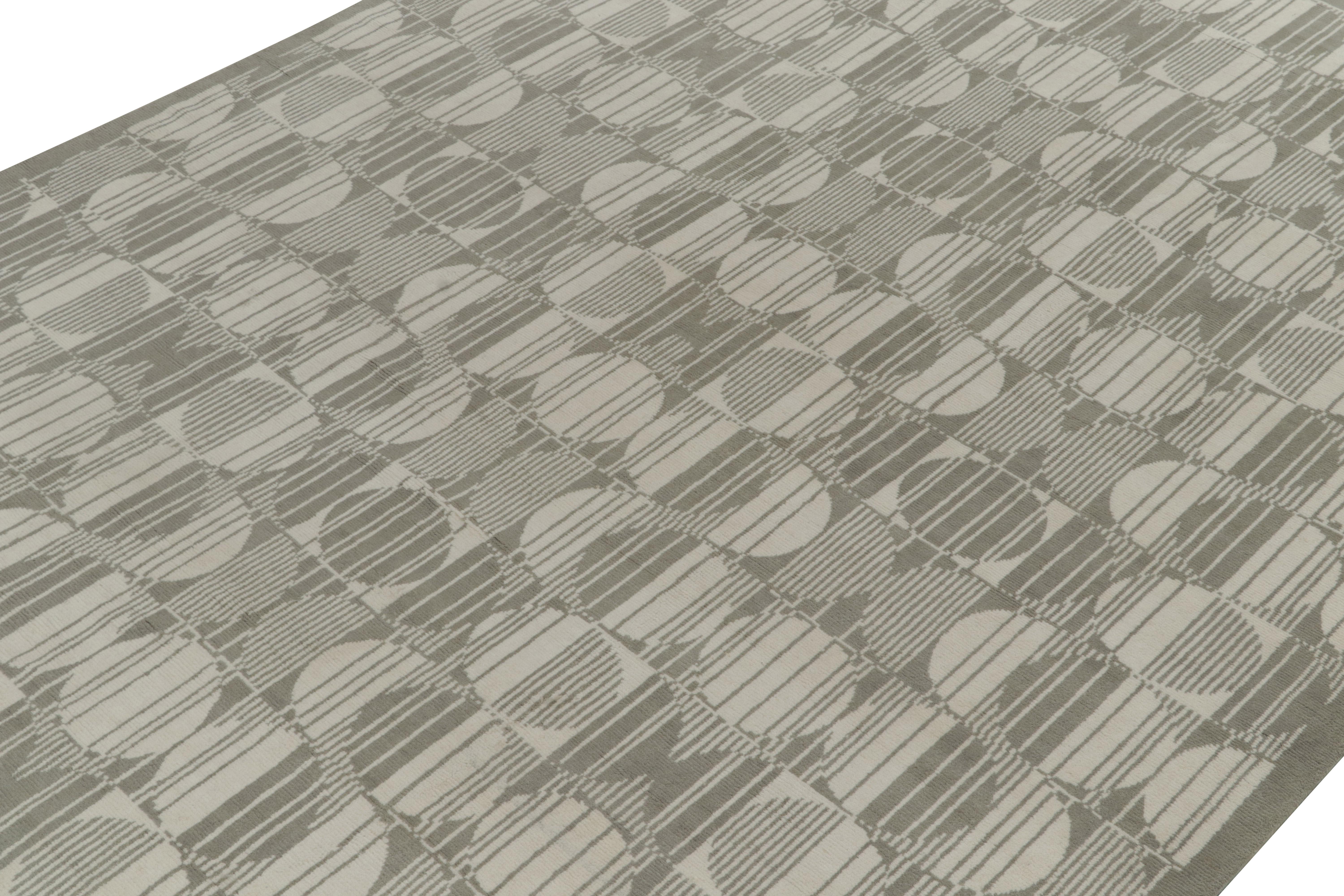 Rug & Kilim's Teppich im europäischen Deko-Stil mit grauen und weißen geometrischen Mustern (Indisch) im Angebot