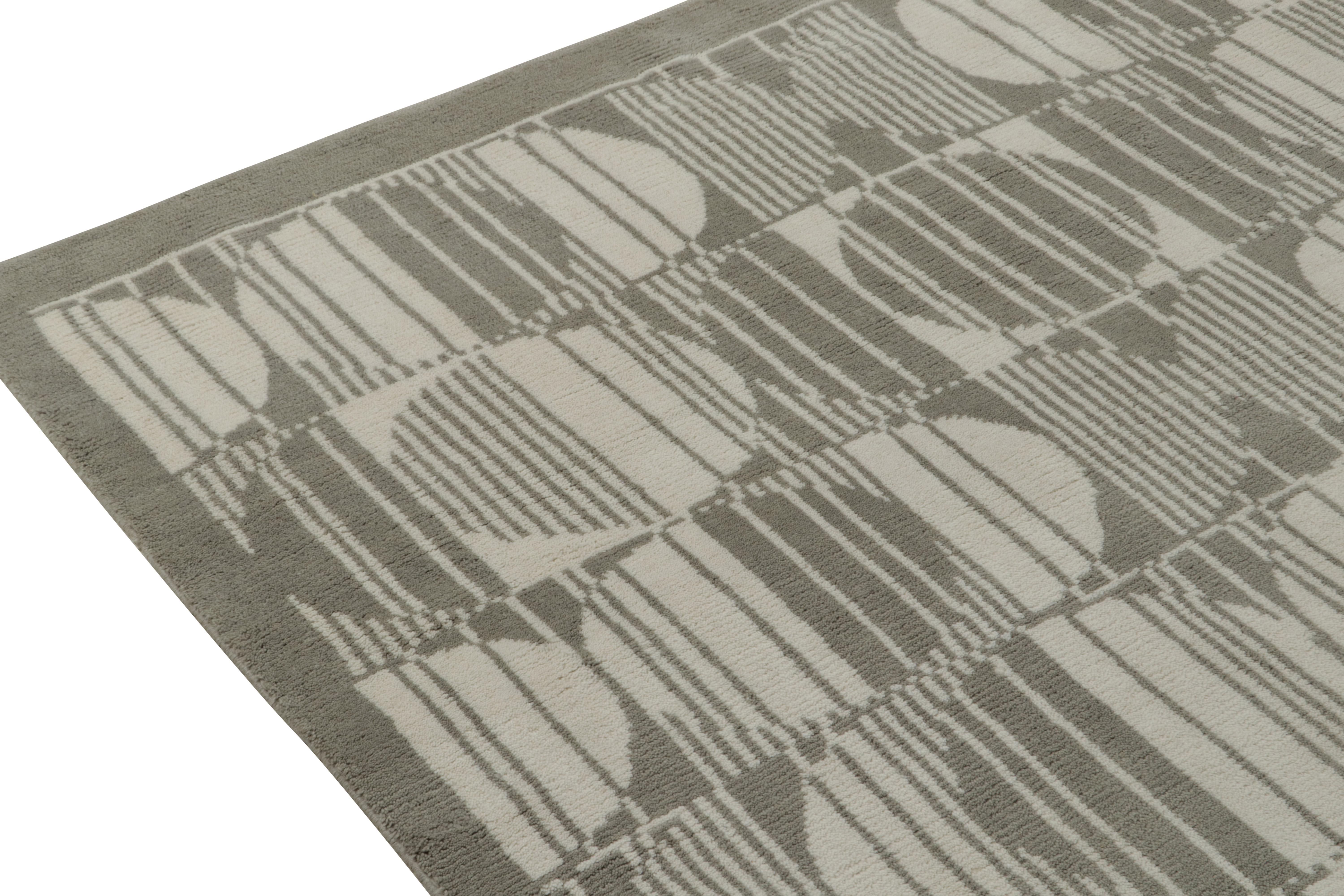 Rug & Kilim's Teppich im europäischen Deko-Stil mit grauen und weißen geometrischen Mustern (Handgeknüpft) im Angebot