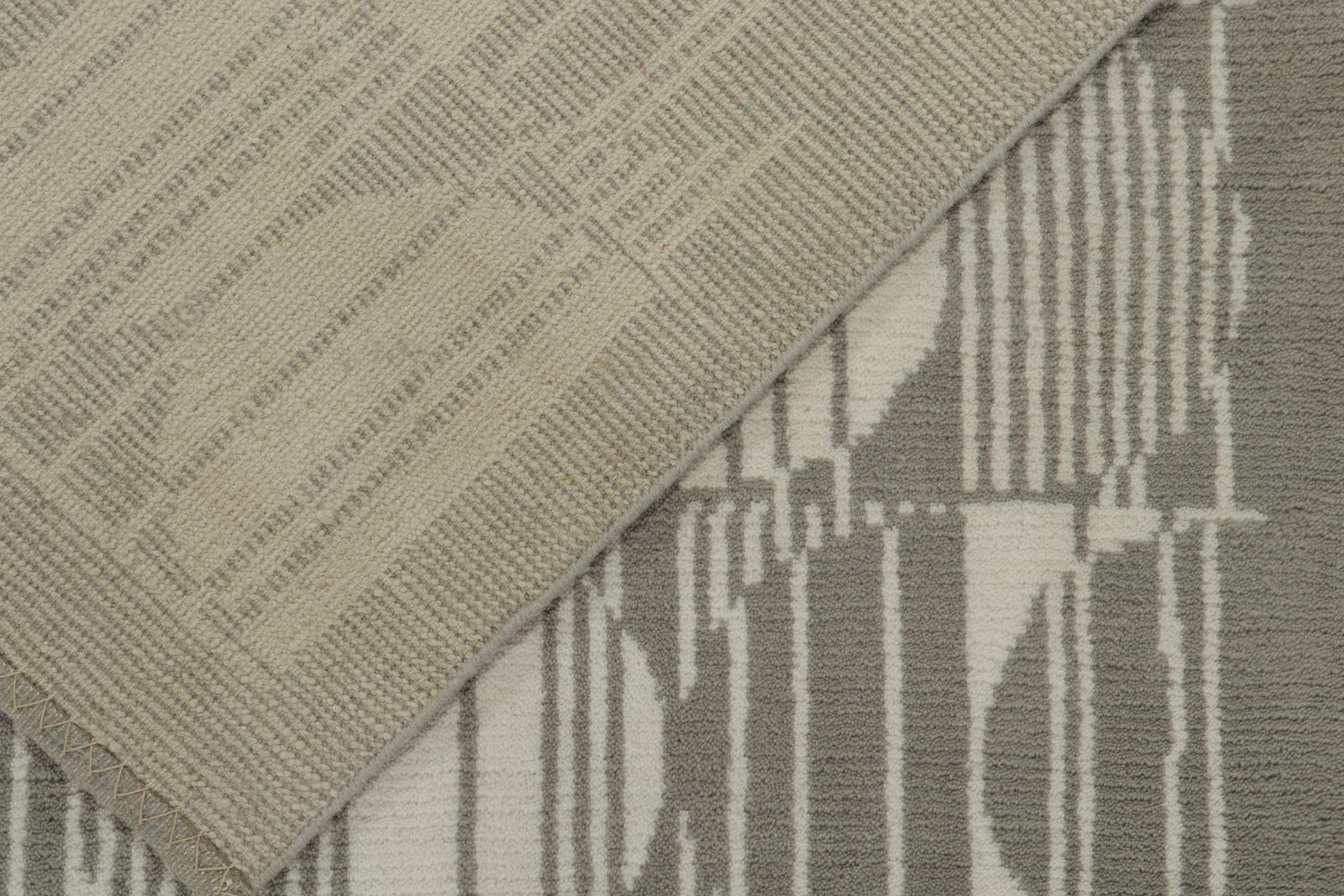 Rug & Kilim's Teppich im europäischen Deko-Stil mit grauen und weißen geometrischen Mustern (21. Jahrhundert und zeitgenössisch) im Angebot