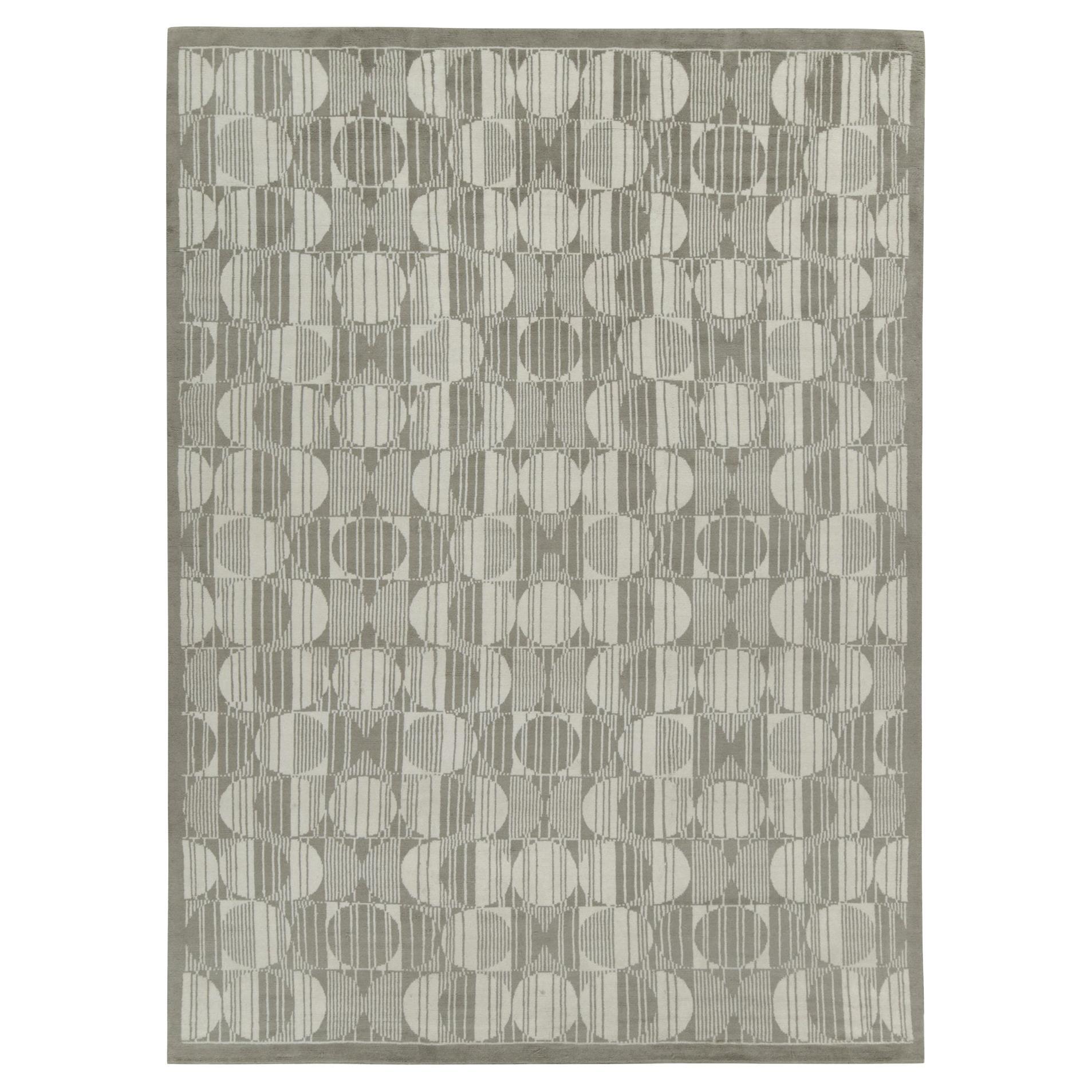 Rug & Kilim's Teppich im europäischen Deko-Stil mit grauen und weißen geometrischen Mustern im Angebot