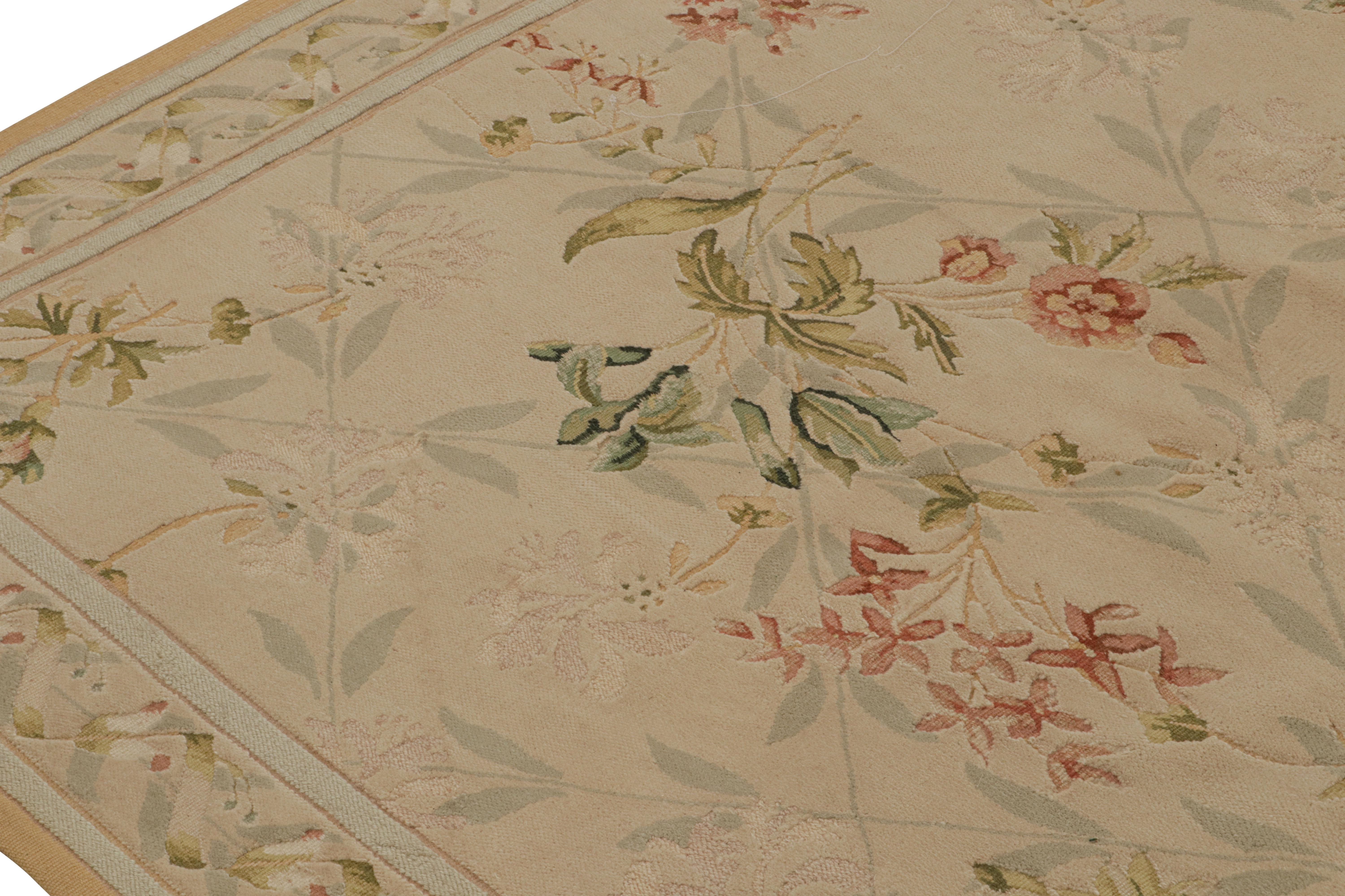 Europäischer Flachgewebe-Teppich von Rug & Kilim in Beige mit grünem und rosa Blumenmuster (Handgeknüpft) im Angebot