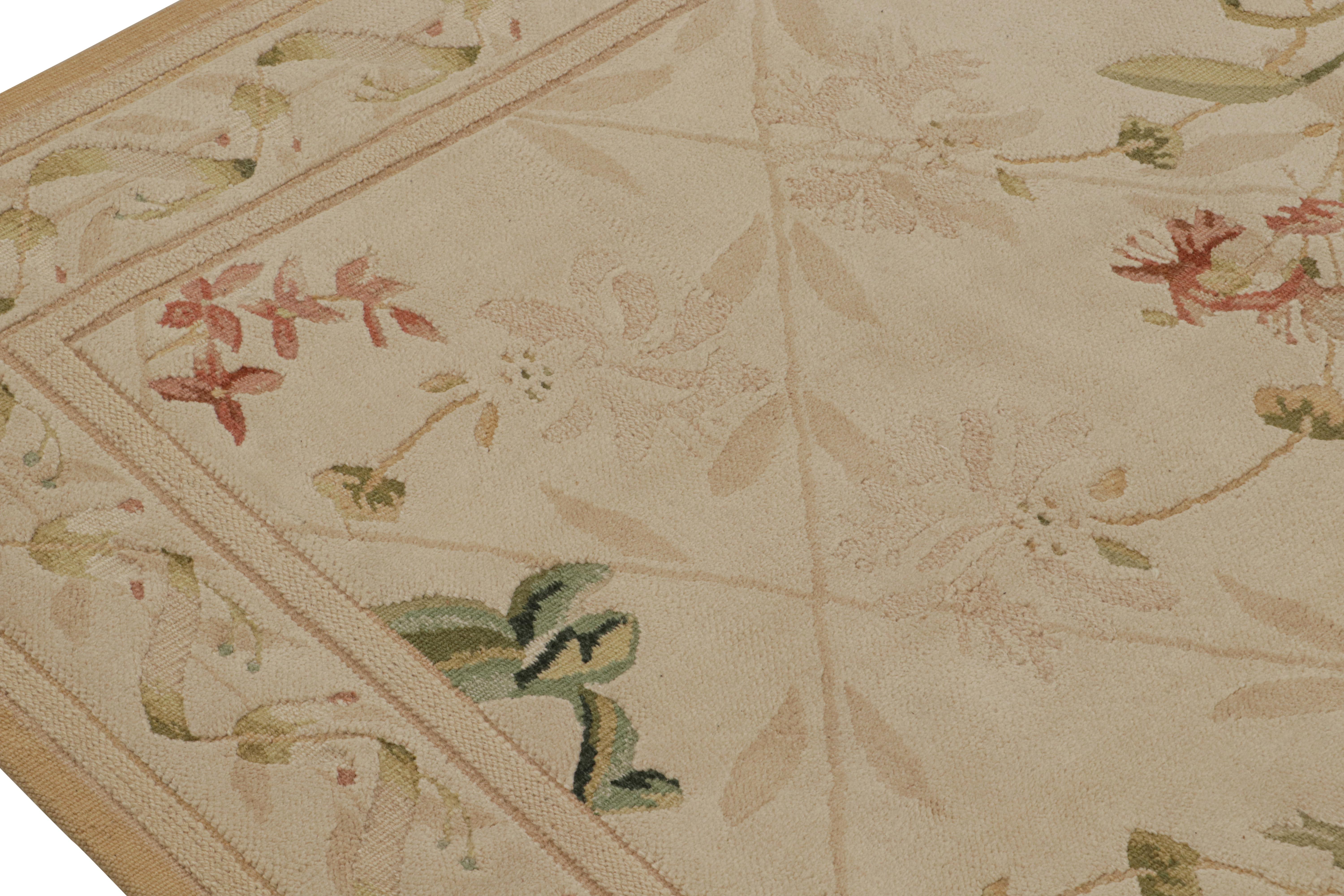 Europäischer Flachgewebe-Teppich von Rug & Kilim in Beige mit grünem und rosa Blumenmuster (Handgeknüpft) im Angebot