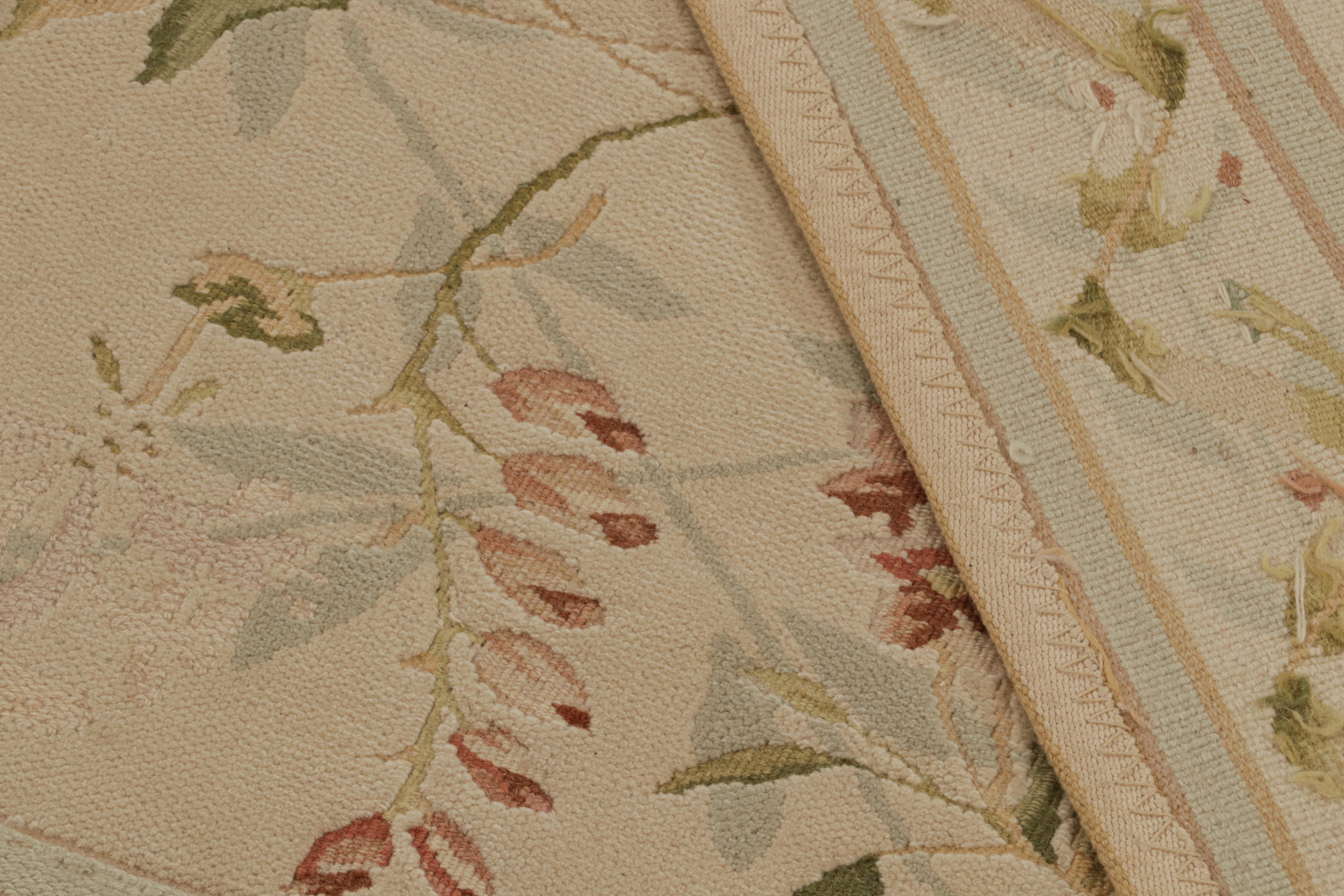 Europäischer Flachgewebe-Teppich von Rug & Kilim in Beige mit grünem und rosa Blumenmuster (21. Jahrhundert und zeitgenössisch) im Angebot