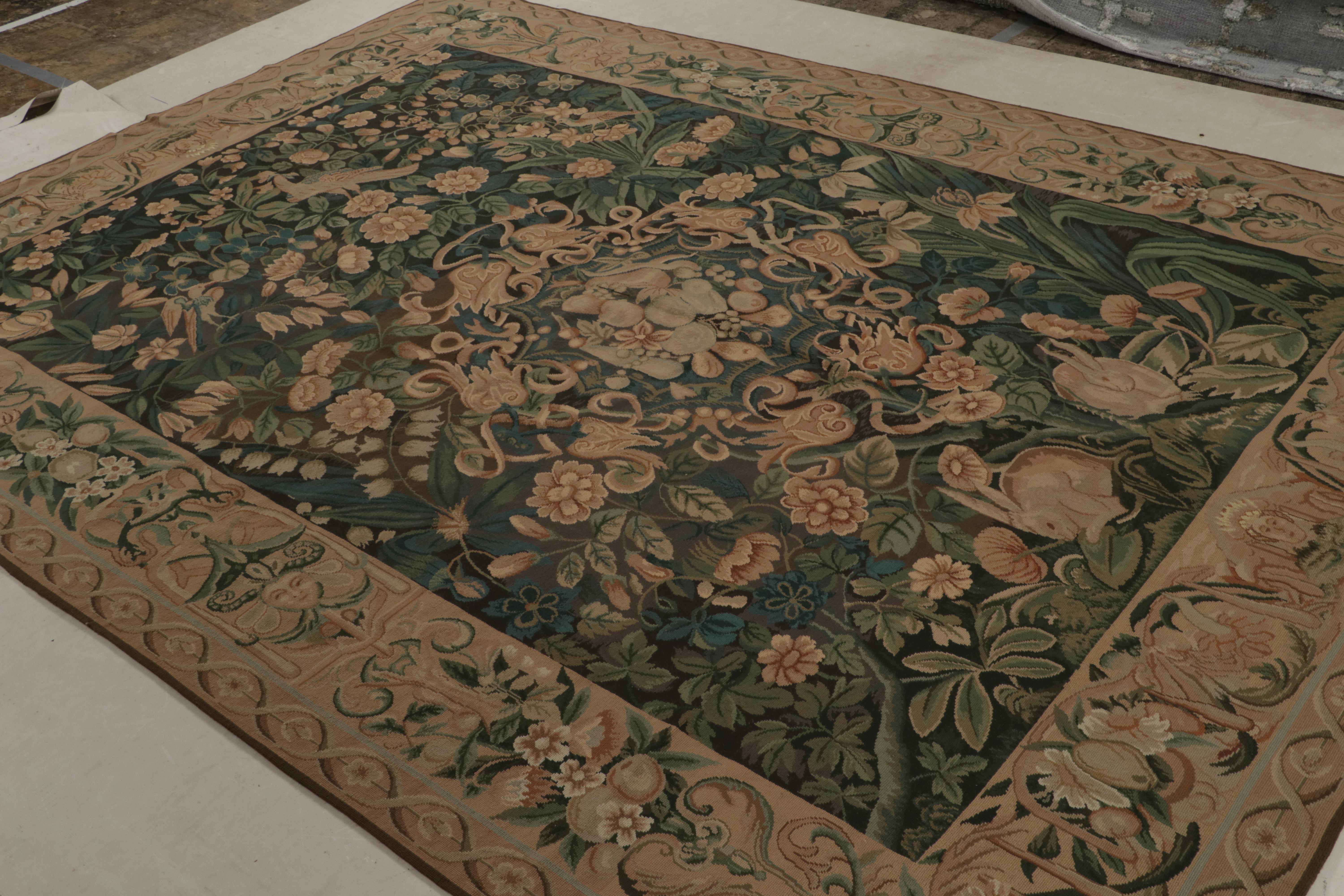 Noué à la main en laine, ce tapis européen 8x11 à tissage plat de couleur brune présente de riches contours bruns et des motifs floraux verts, bleus et beiges, avec un accent terracotta qui convient à un jeu de motifs botaniques et picturaux aussi