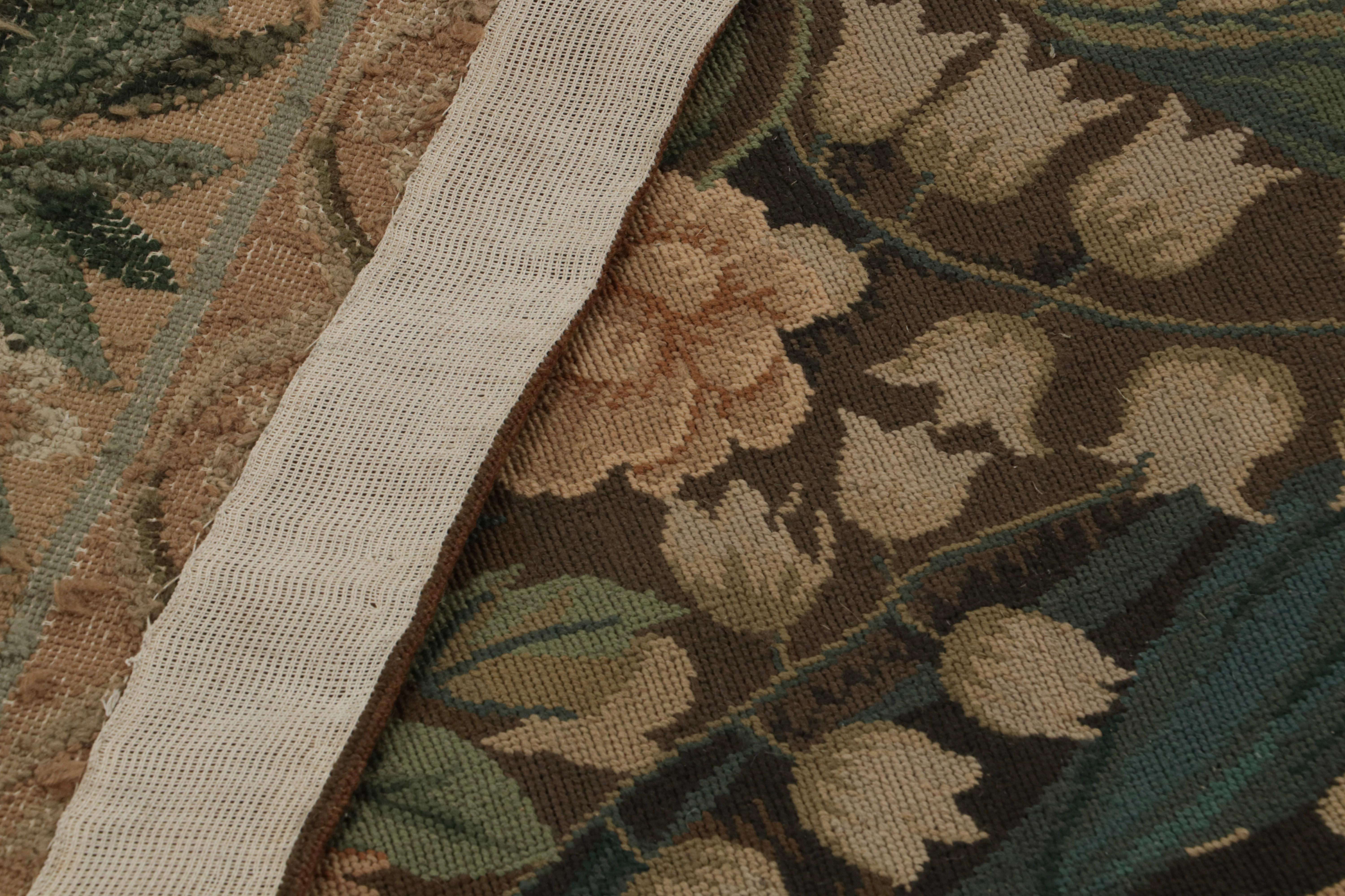 Europäischer Flachgewebe-Teppich von Rug & Kilim in Brown mit Bildern und floralem Muster (21. Jahrhundert und zeitgenössisch) im Angebot