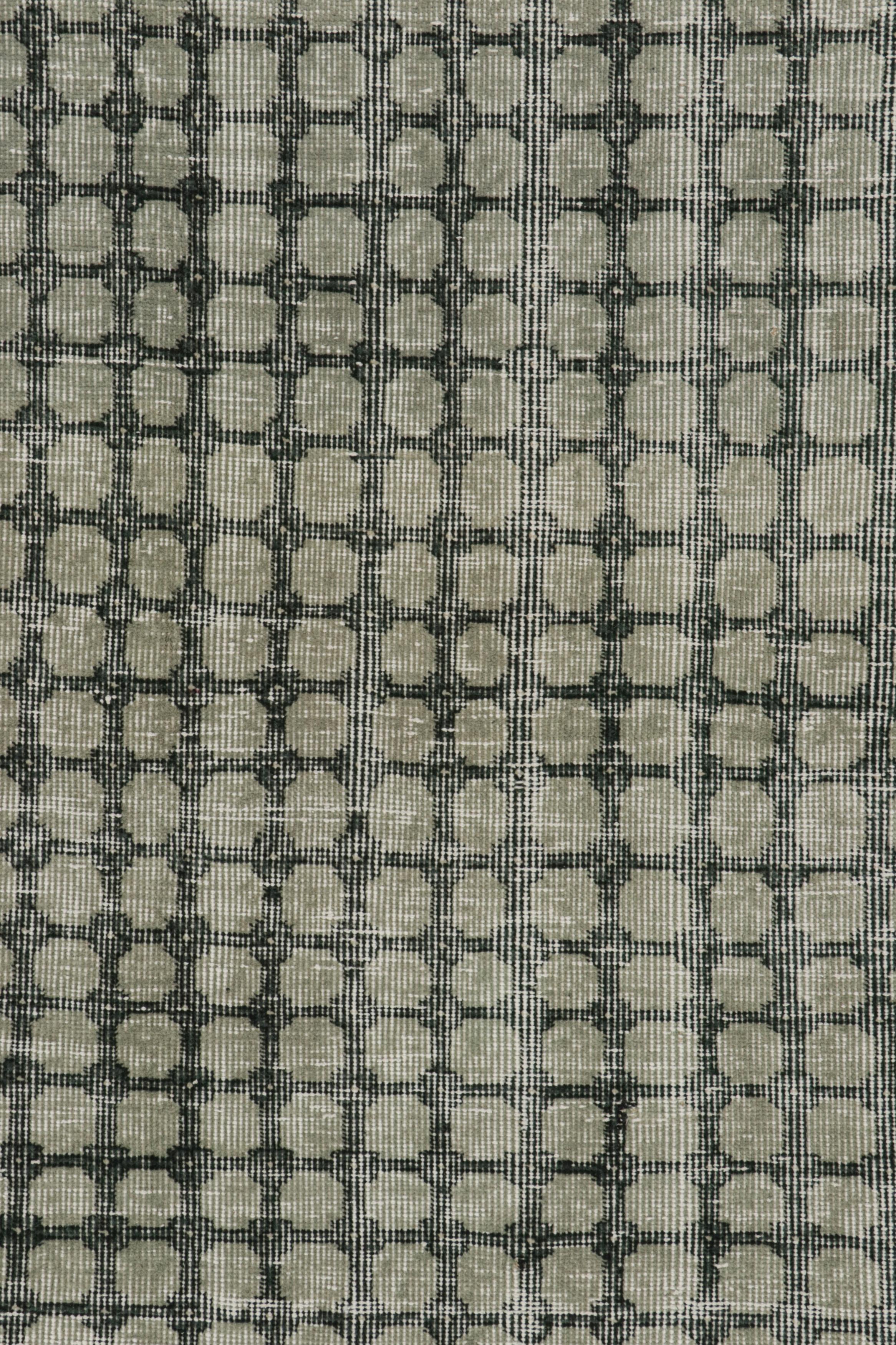 Milieu du XXe siècle Tapis d'inspiration européenne d'époque Zeki Müren de Rug & Kilim, avec motifs géométriques en vente