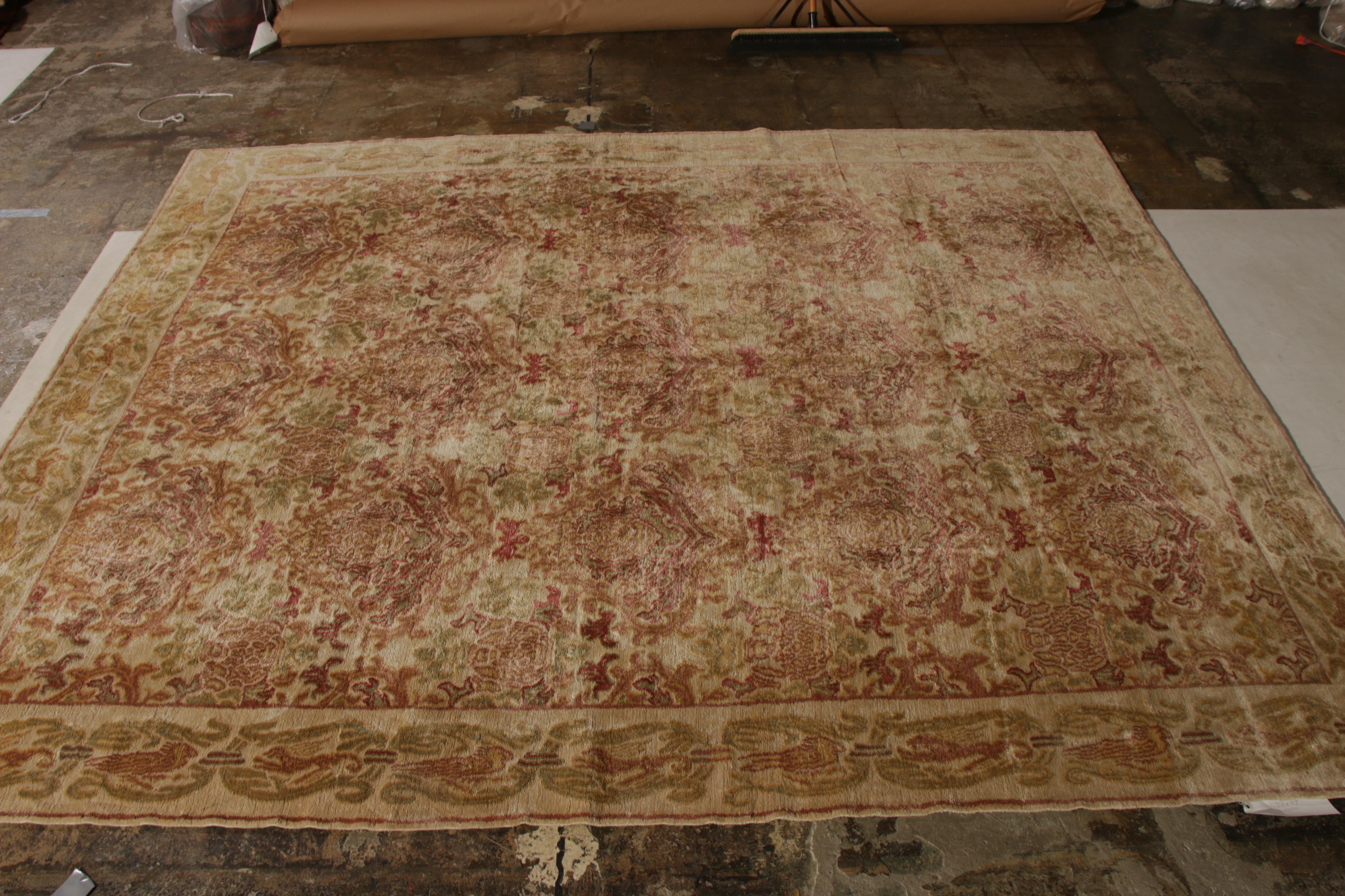 Annodato a mano in seta naturale, questo tappeto 8×10 fa parte della collezione European di Rug & Kilim, un disegno affettuosamente intitolato 