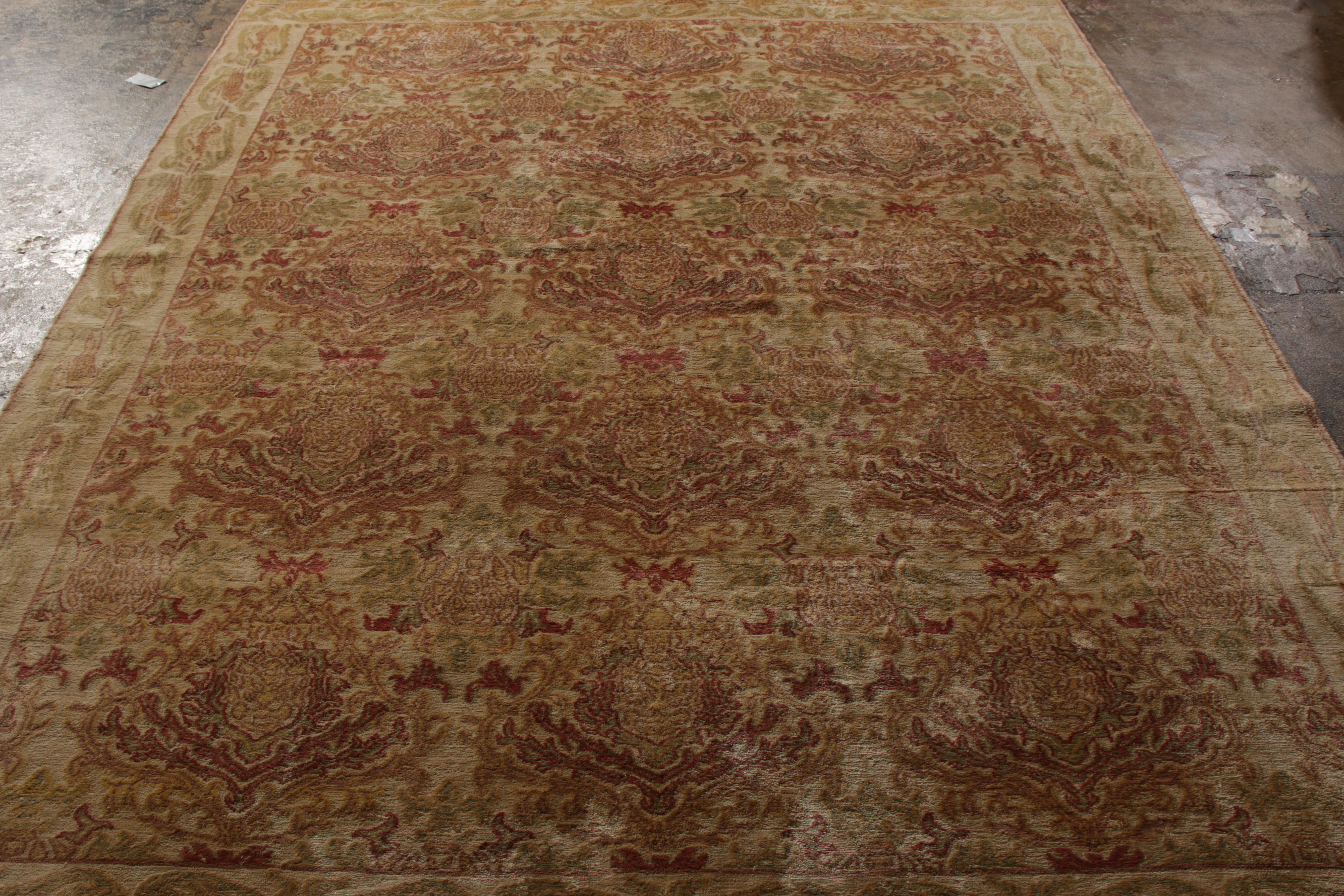 Annodato a mano in seta naturale, questo tappeto 8×10 fa parte della collezione European di Rug & Kilim, un disegno affettuosamente intitolato 