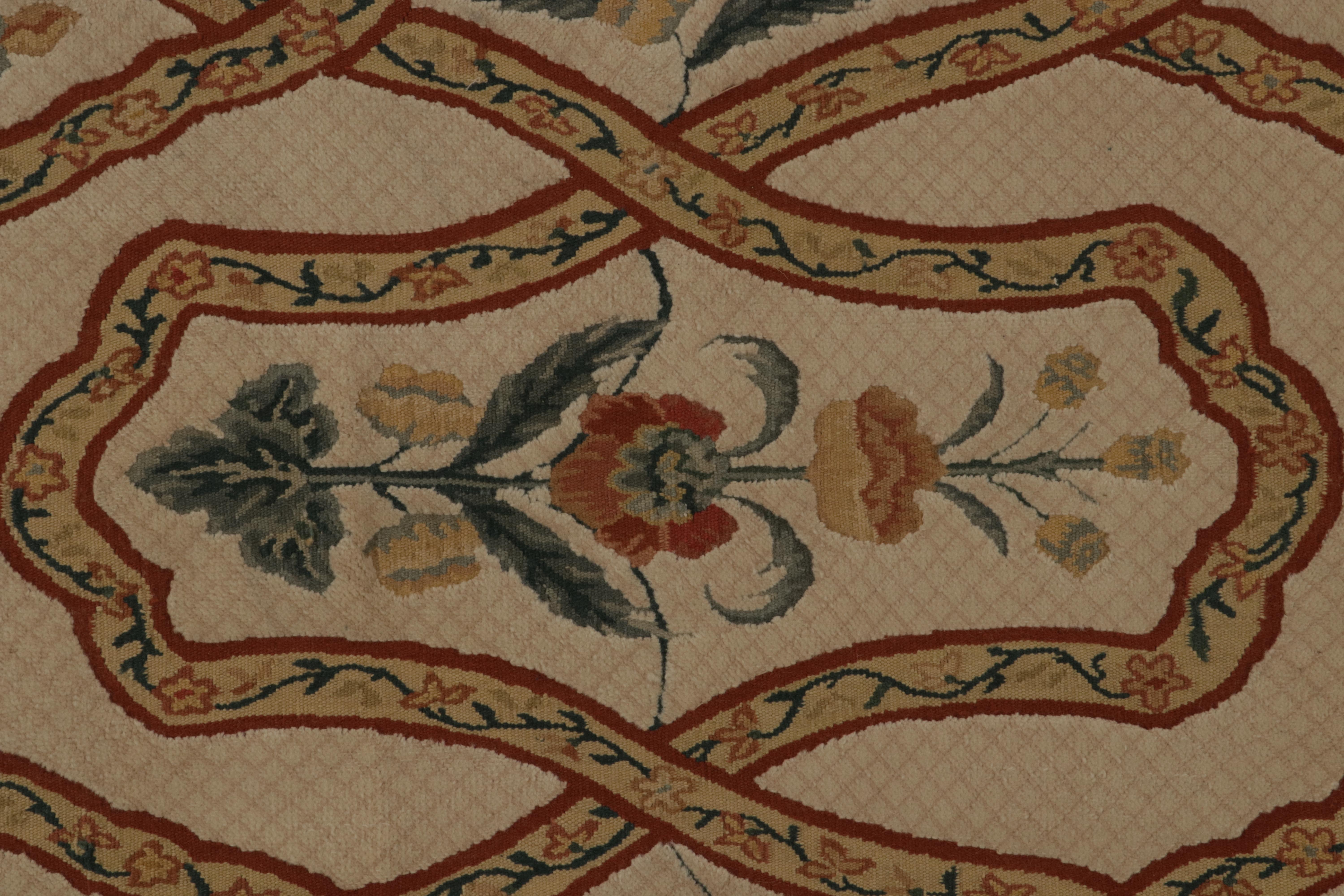 Europäischer Teppich von Rug & Kilim in Beige mit grünen und roten Blumenmustern (21. Jahrhundert und zeitgenössisch) im Angebot