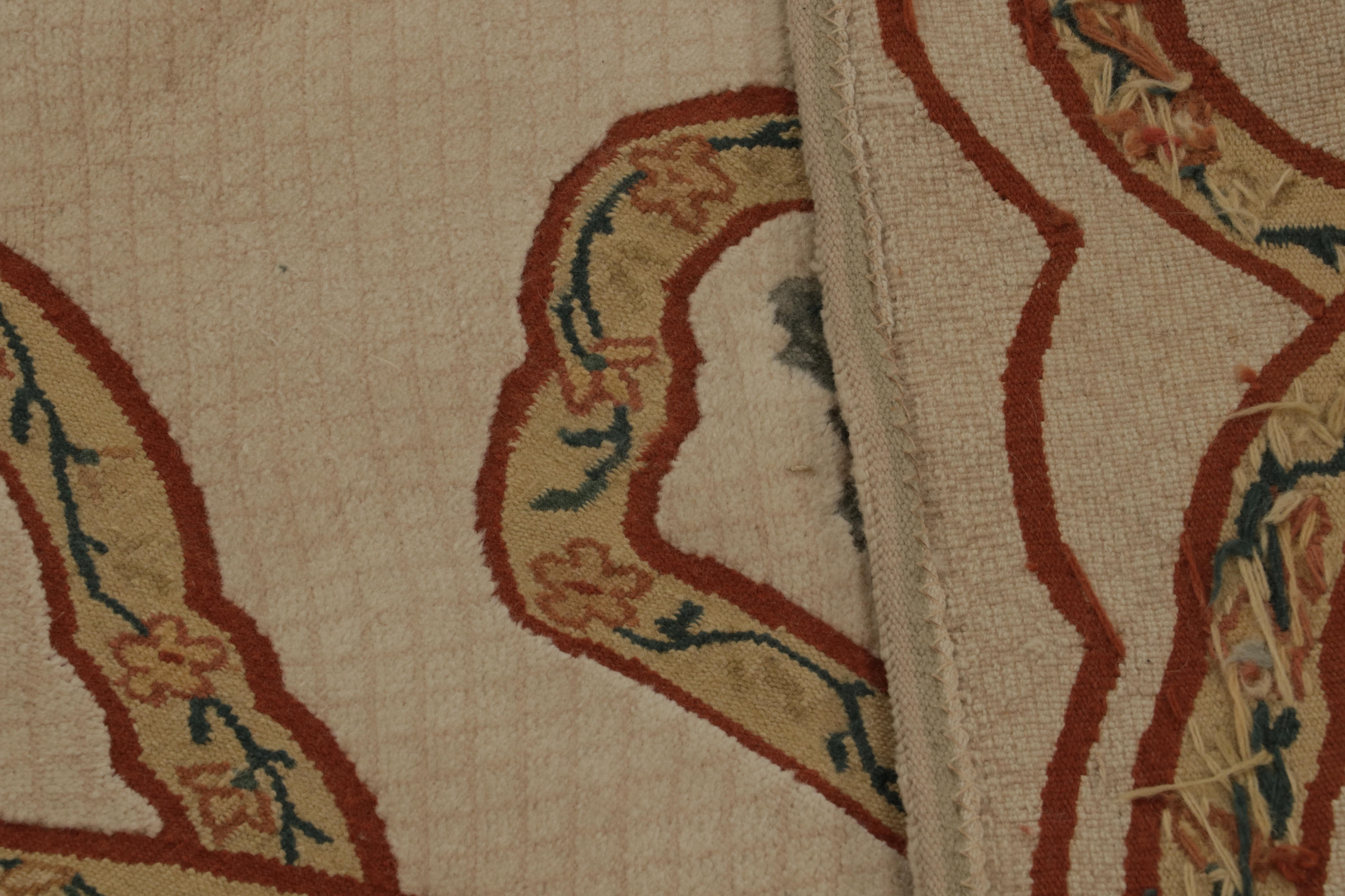 Europäischer Teppich von Rug & Kilim in Beige mit grünen und roten Blumenmustern (Wolle) im Angebot