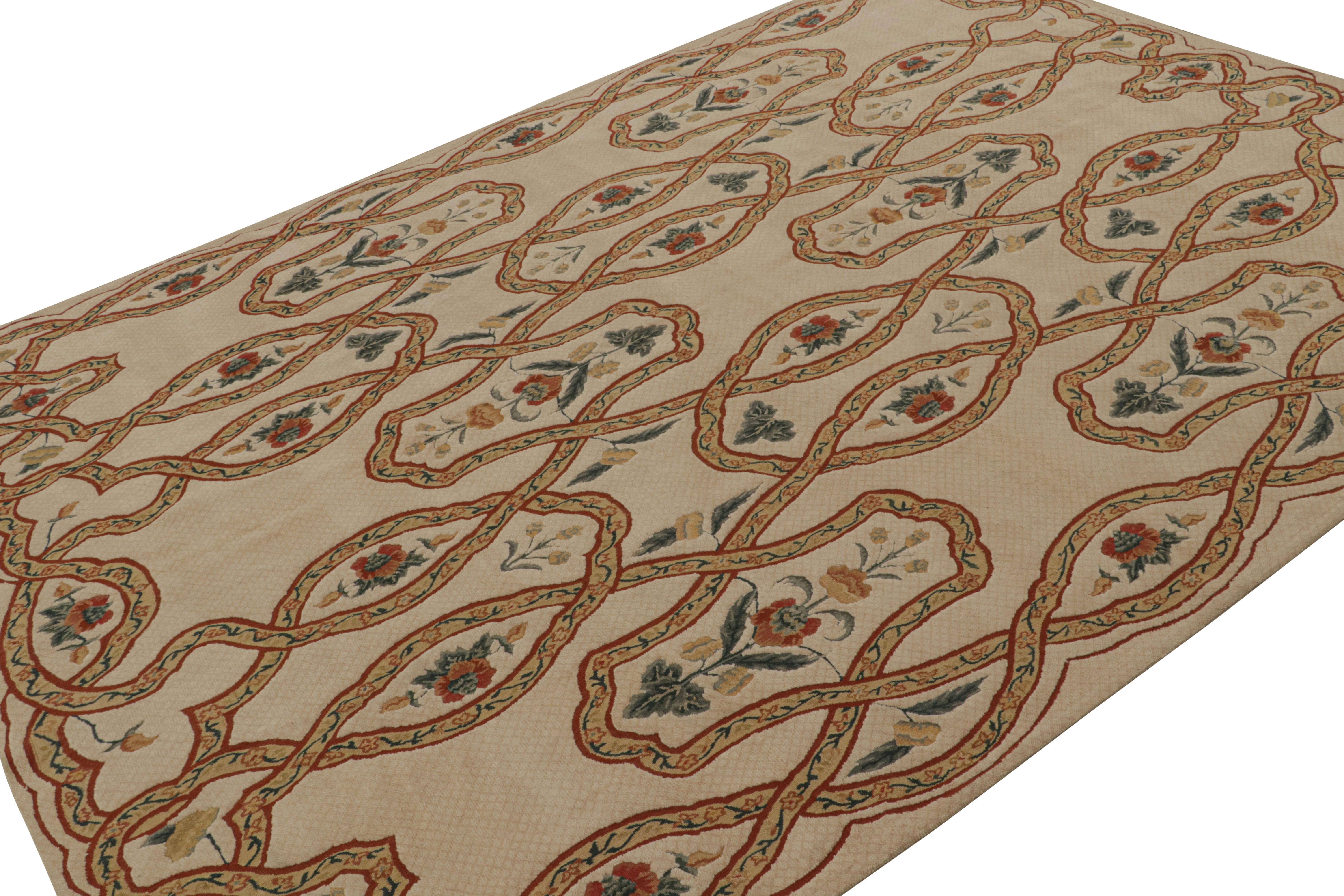 Noué à la main en laine, ce tapis européen 8x11 de couleur beige présente des treillis aux motifs floraux verts et rouges sur fond de tons beiges, avec des accents dorés et rouille. 

Sur le Design : 

Inspiré des tapis et tapisseries Tudor anglais,