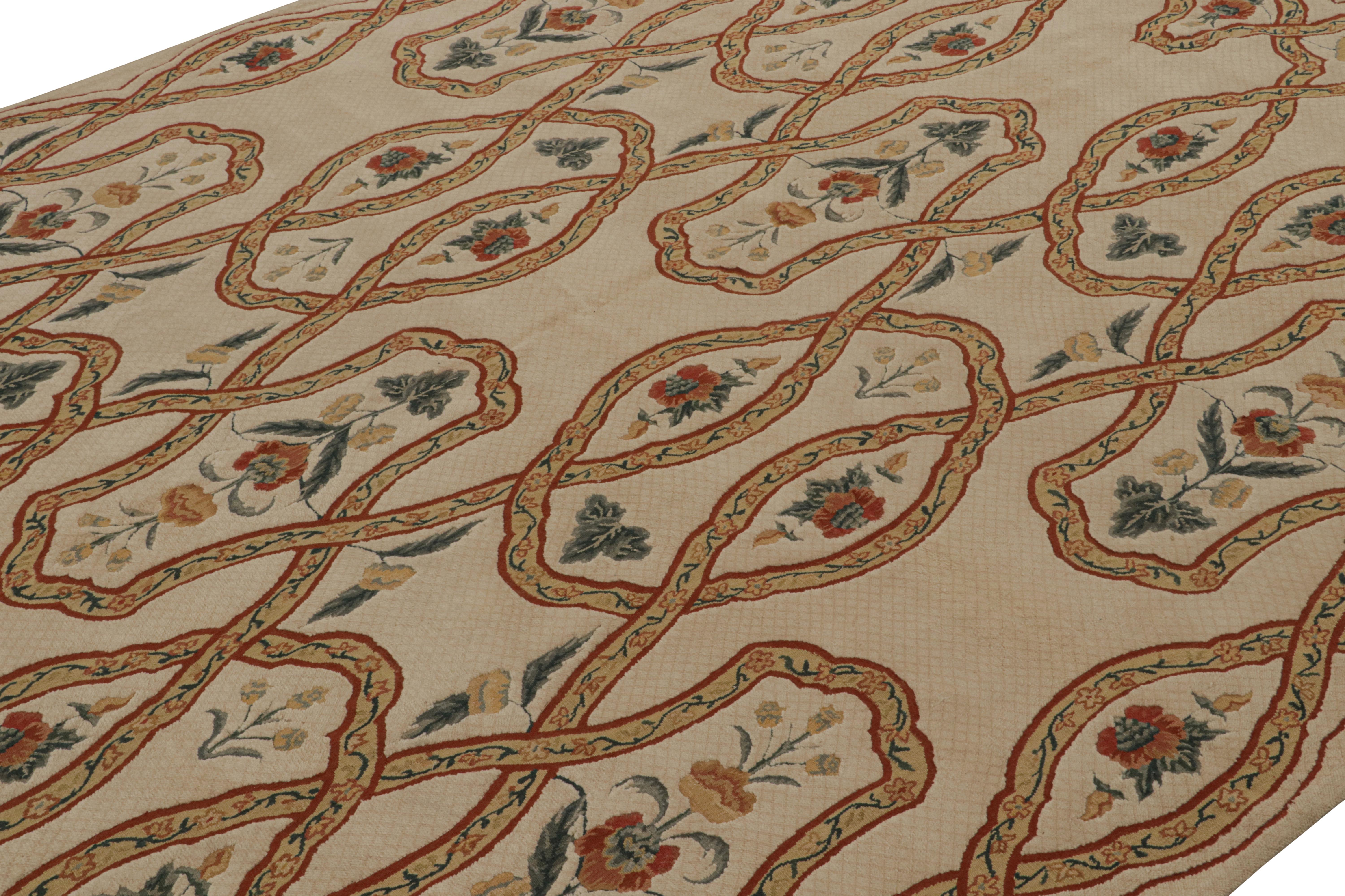 Chinois Rug & Kilim's European Rug in Beige, with Green and Red Floral Patterns (tapis européen en beige, avec des motifs floraux verts et rouges) en vente