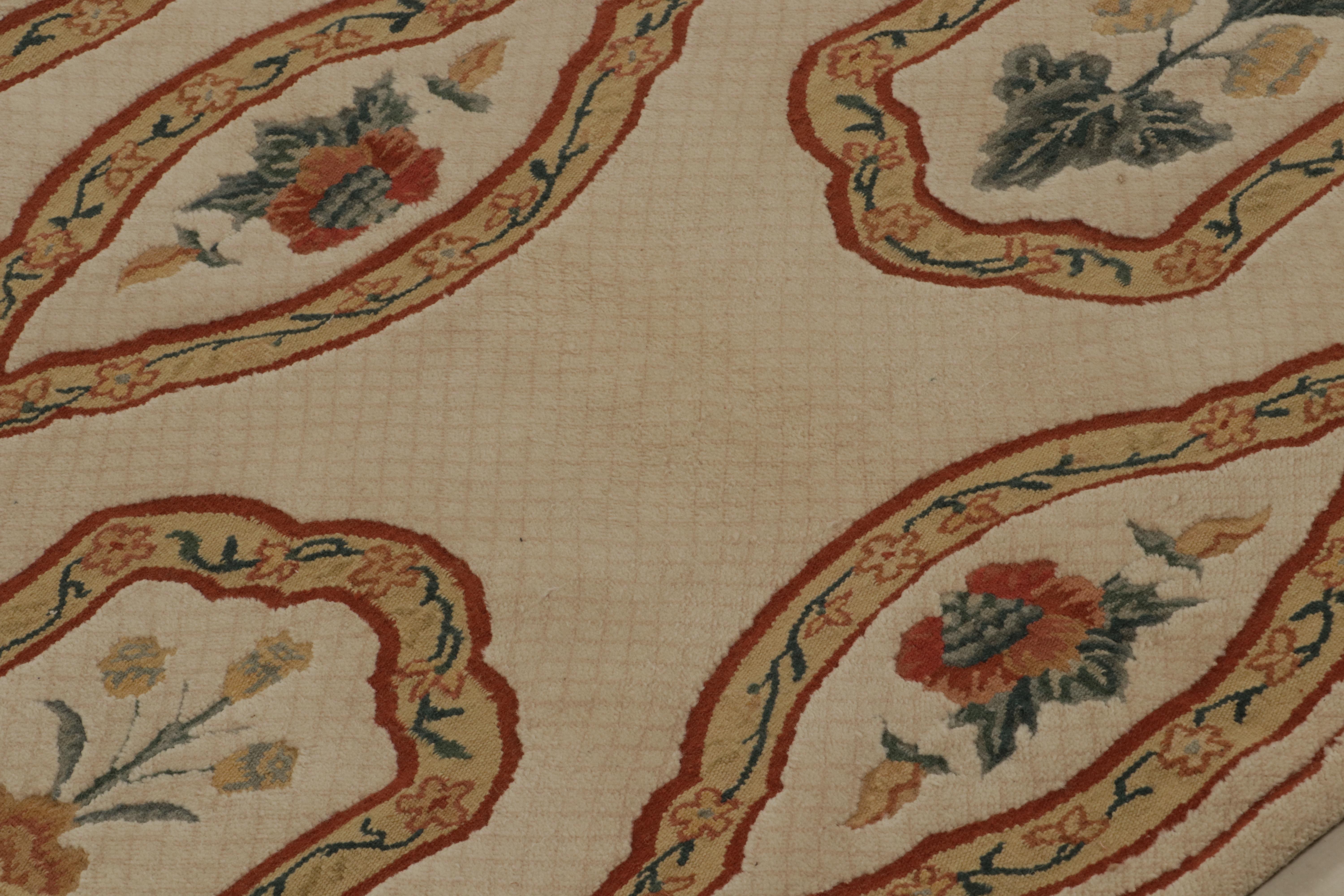 Annodato a mano Tappeto europeo Rug & Kilim in beige con motivi floreali verdi e rossi in vendita