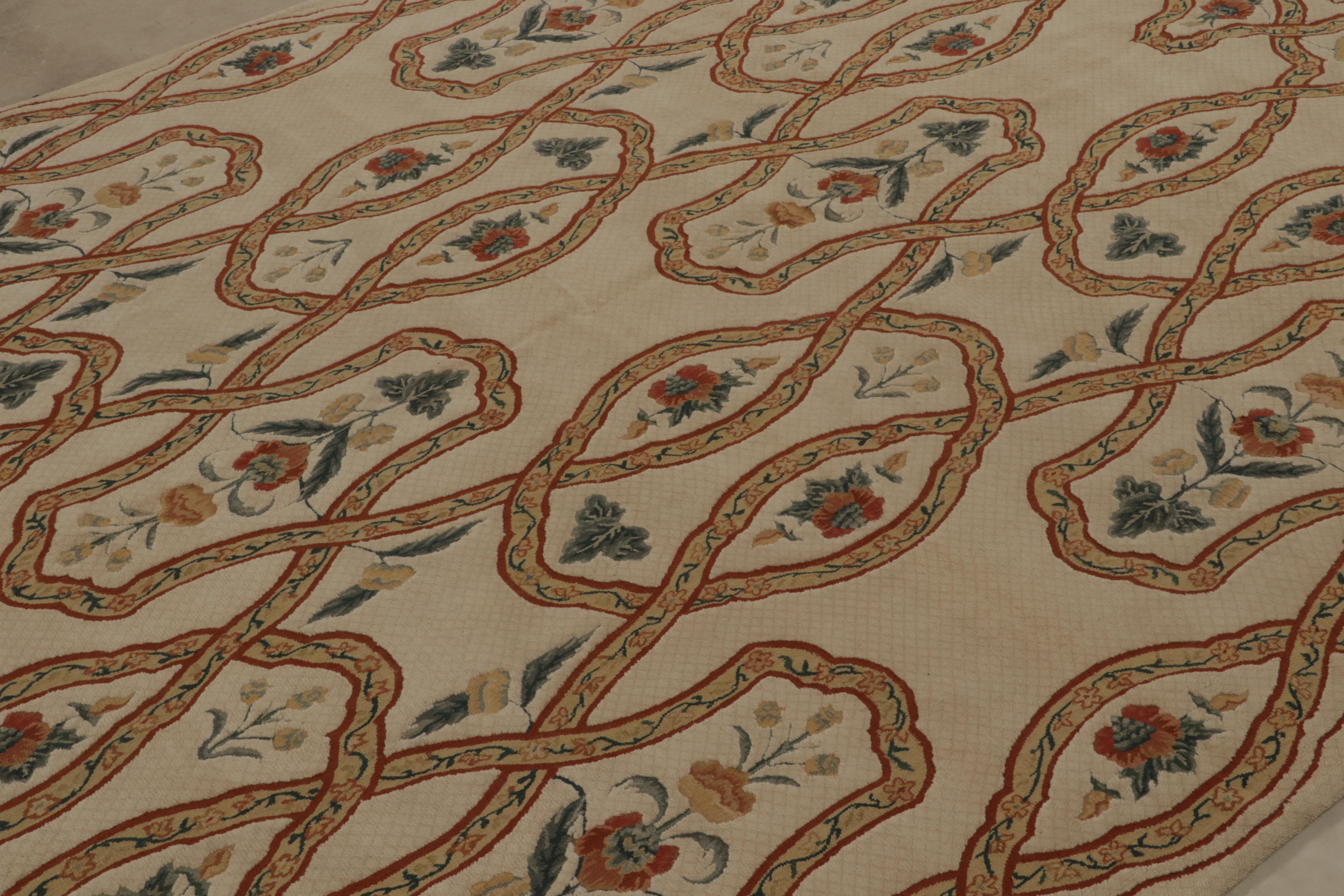 Dieser handgeknüpfte Wollteppich im Format 8x11 in Beige zeigt Spaliere mit floralen Mustern in Grün und Rot auf Beigetönen sowie Gold- und Rostakzenten. 

Über das Design: 

Inspiriert von englischen Tudor-Teppichen und Wandteppichen, gehört dieser