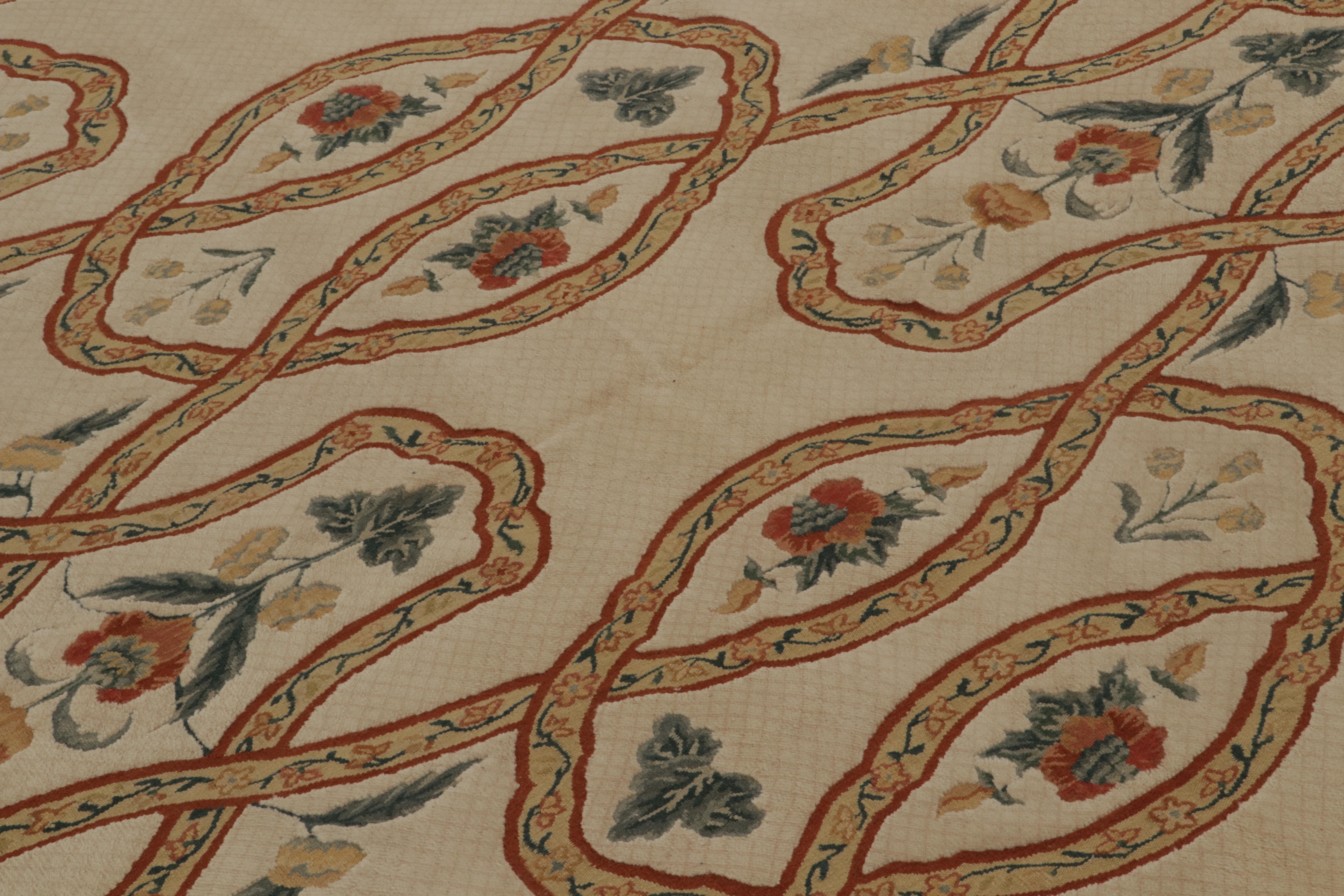 Europäischer Teppich von Rug & Kilim in Beige mit grünen und roten Blumenmustern (Moderne) im Angebot