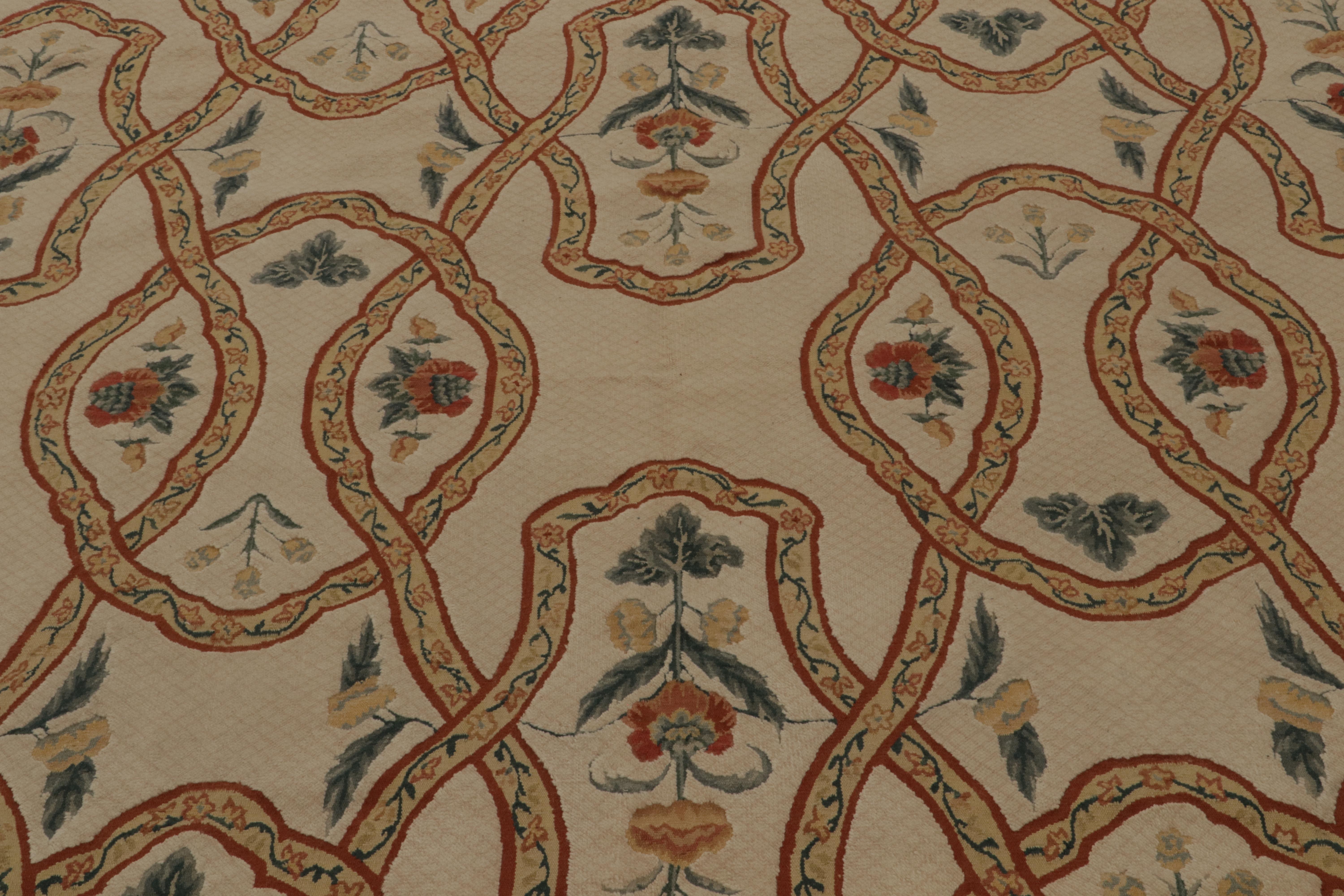 Europäischer Teppich von Rug & Kilim in Beige mit grünen und roten Blumenmustern (Chinesisch) im Angebot