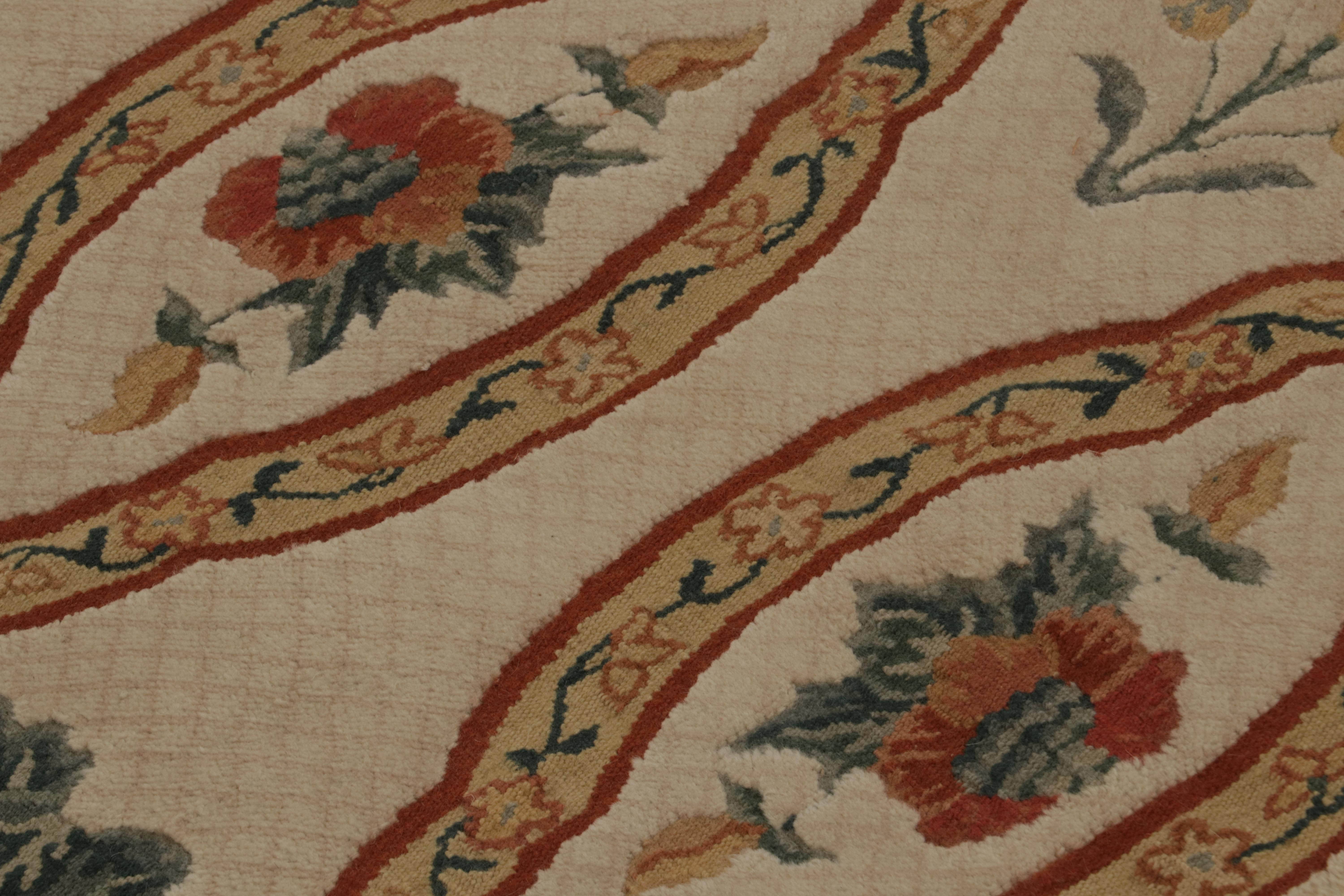 Europäischer Teppich von Rug & Kilim in Beige mit grünen und roten Blumenmustern im Zustand „Neu“ im Angebot in Long Island City, NY
