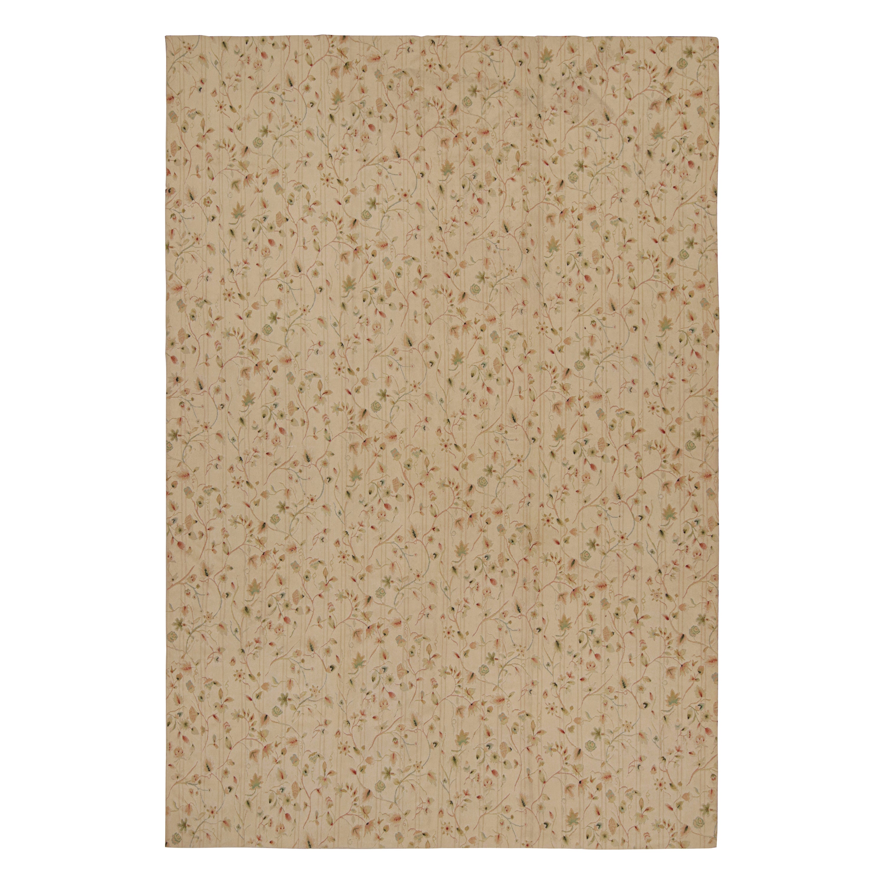 Tappeto europeo Rug & Kilim in beige con motivi floreali verdi e rossi in vendita